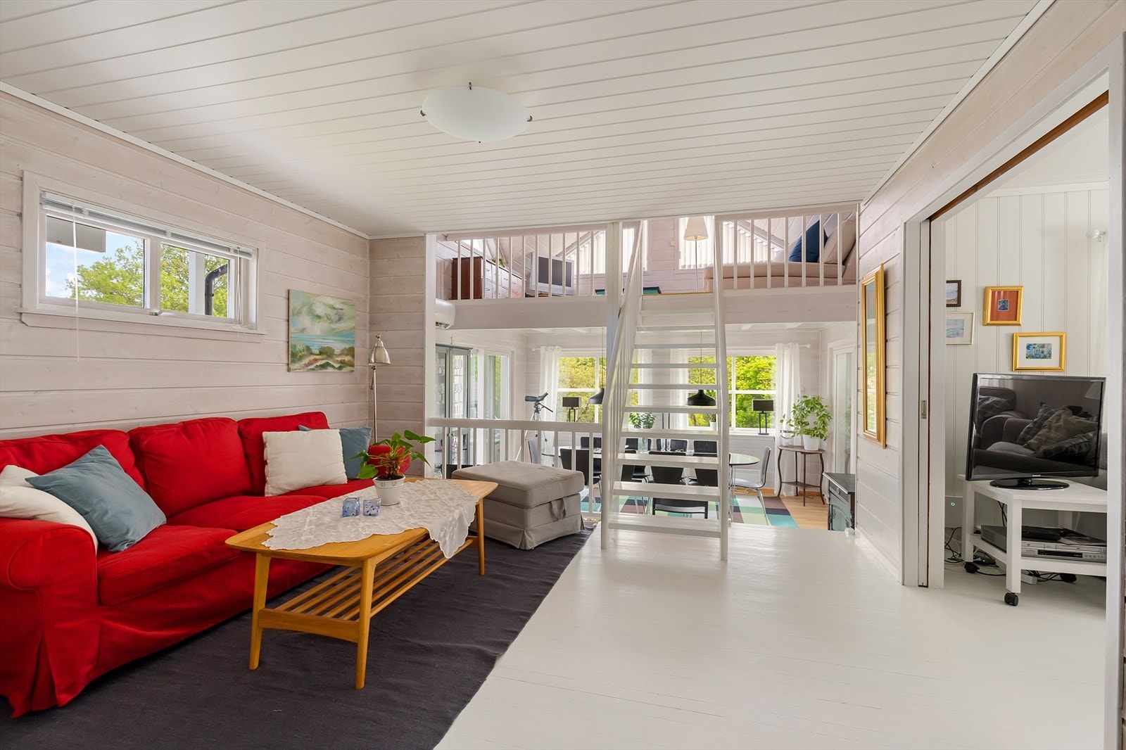Det er en todelt stue, spisestue og loftstue/hems i boligen. Galleribilde