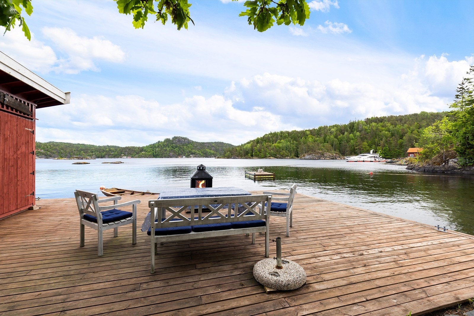 Idyllisk småbruk ved fossingfjorden, med egen brygge, strand og sjøbod. Galleribilde