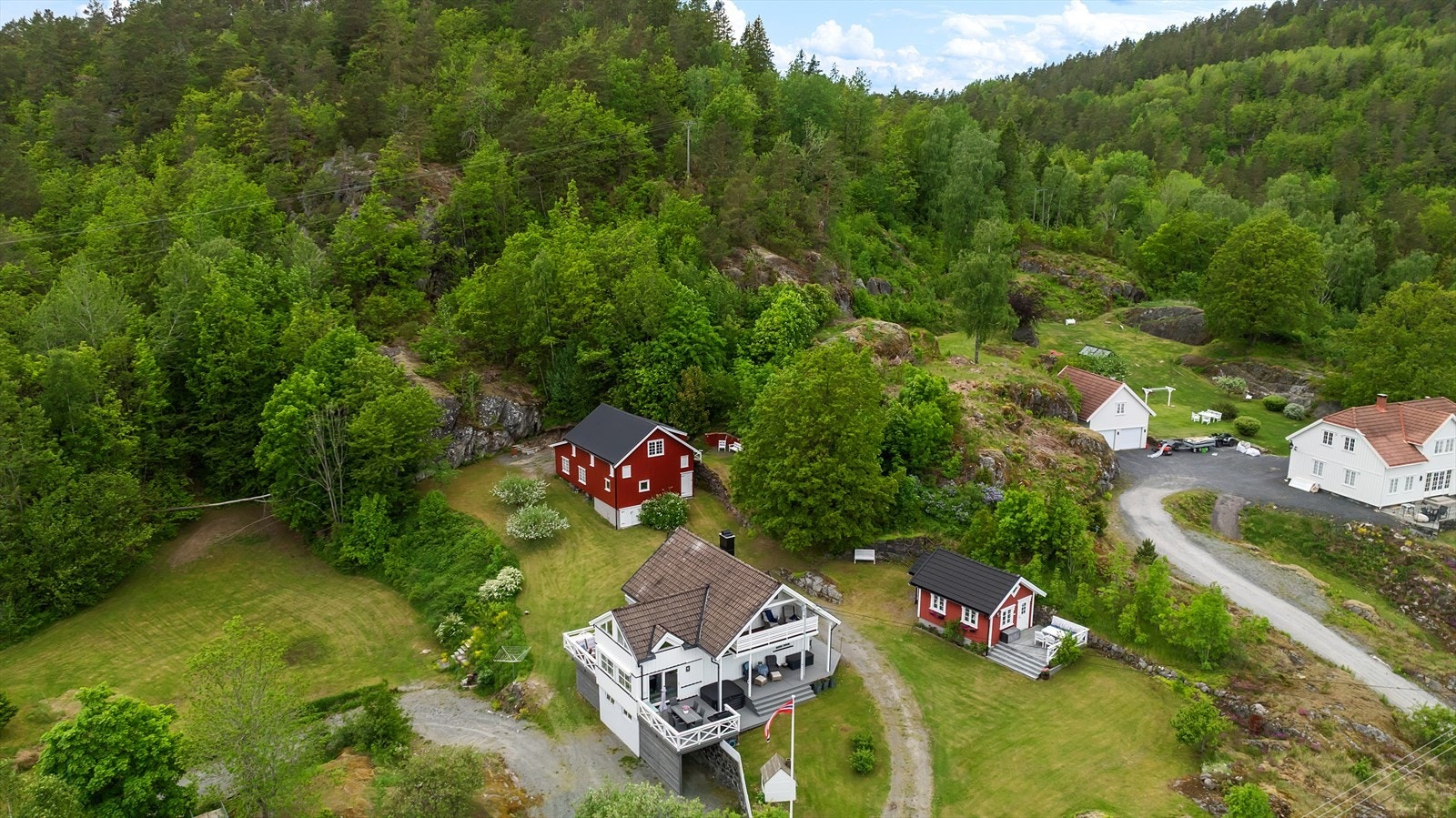 Det er ca. 7 km til dagligvareforretning, barneskole, barnehage og idrettsanlegg på Helle. Galleribilde