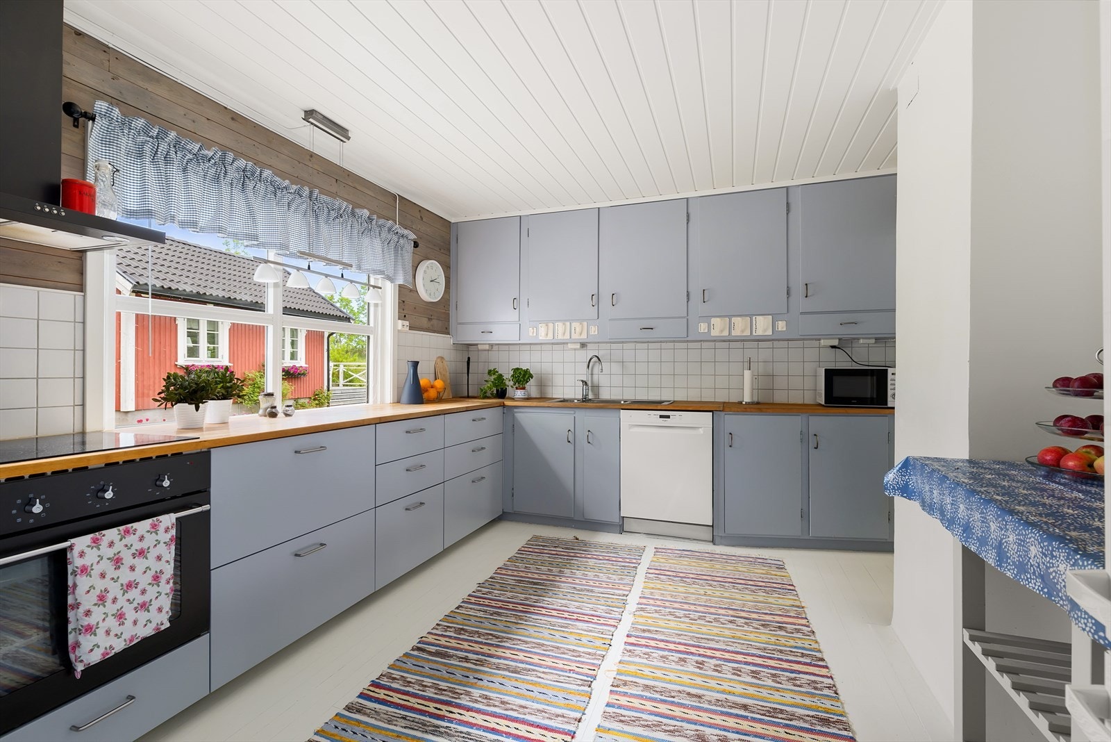 Kjøkkenet i boligen fremstår pent, med dels eldre plassbygd innredning og nyere innredning. Galleribilde
