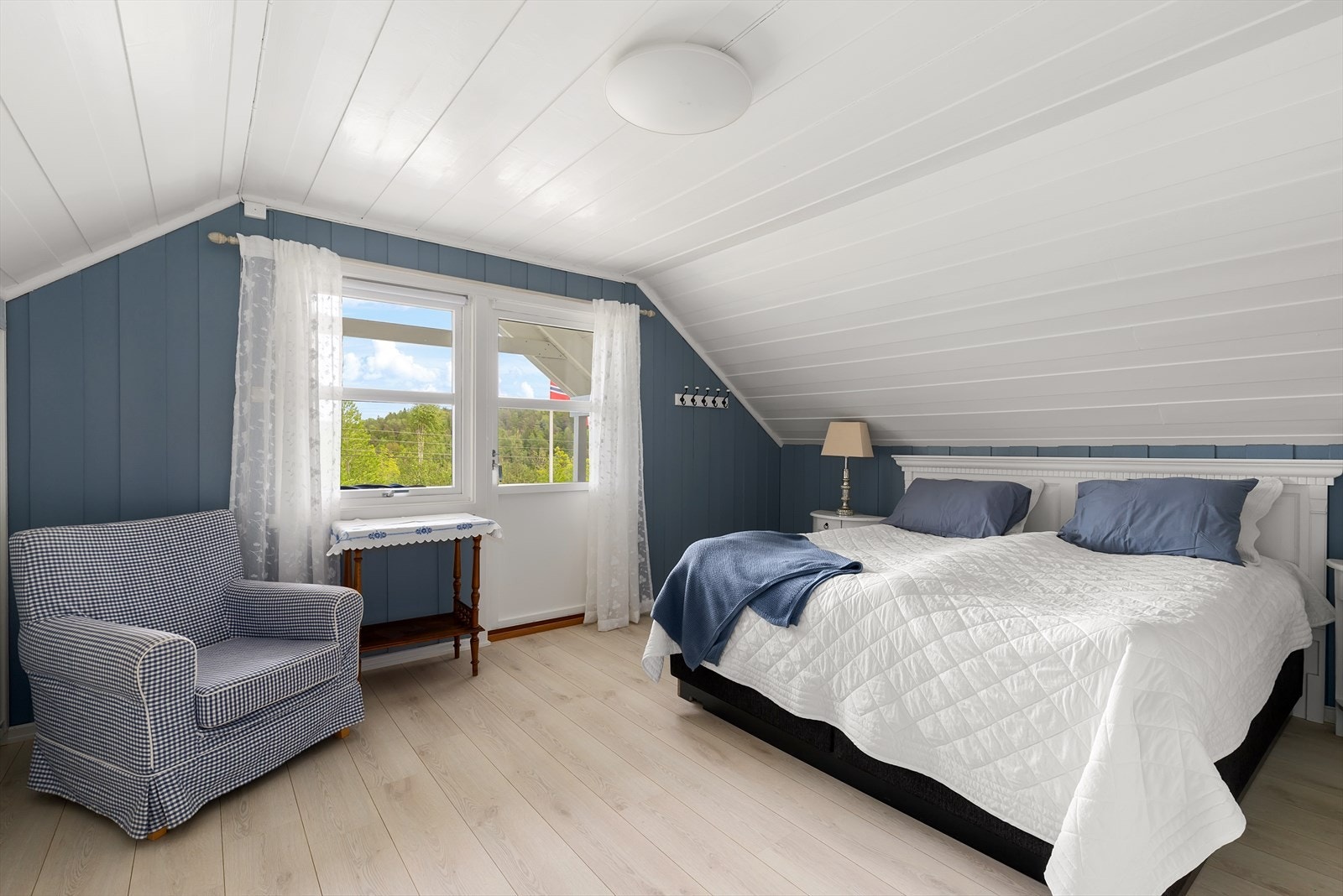Hovedsoverommet har utgang til østvendt balkong med nydelig sjøutsikt. Dette rommet har også plassbygd skyvedørsgarderobe. Galleribilde