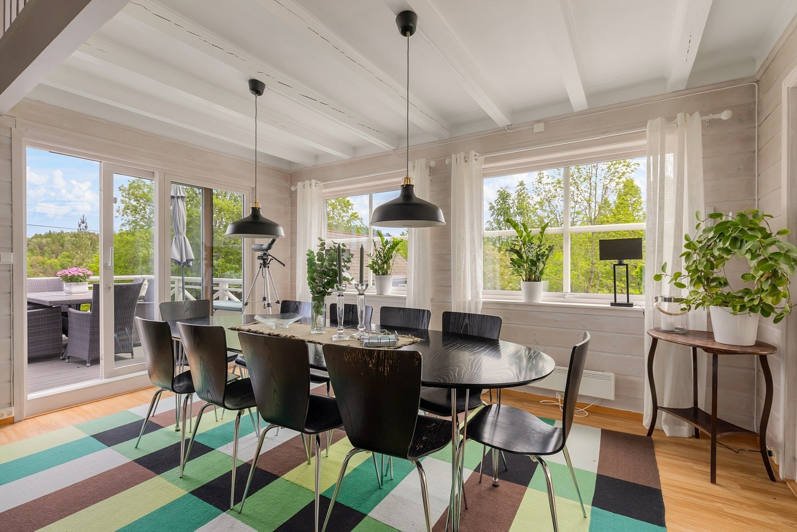 Spisestuen ligger ett nivå ned fra stuen. Her er det utgang til østvendt veranda med morgensol og fin utsikt til Fossingfjorden (Nb; veranda er ikke godkjent, se mer info under ferdigattest/midlertidig brukstillatelse). Galleribilde