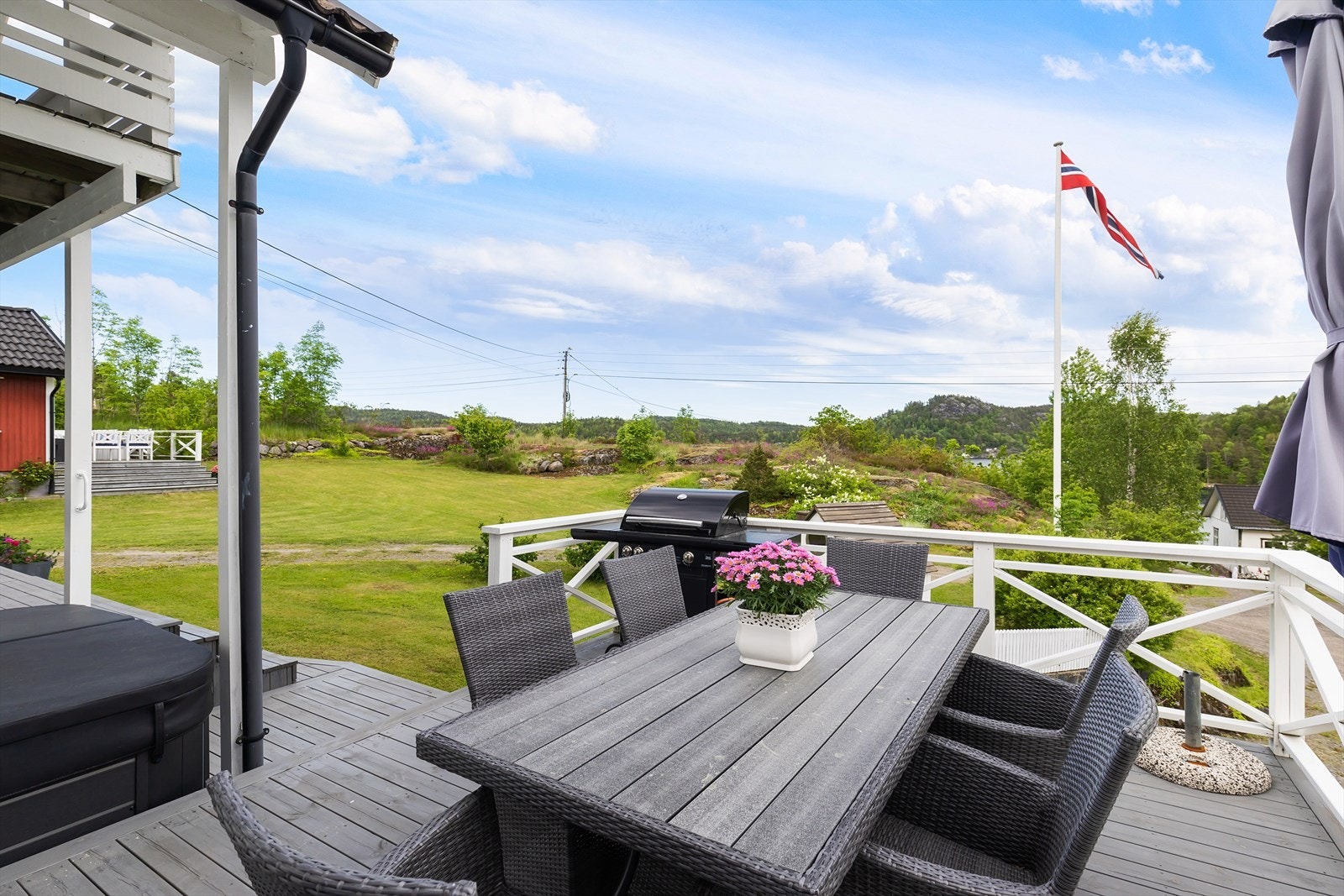 Det er satt plassert en jacuzzi på verandaen som følger med. Galleribilde