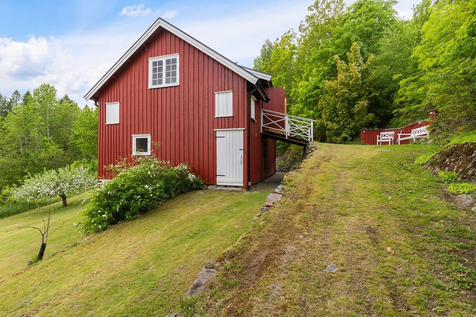 Låven har eldre og ukjent alder, men er i stor grad satt i bedre stand i 2014 og 2024. Galleribilde