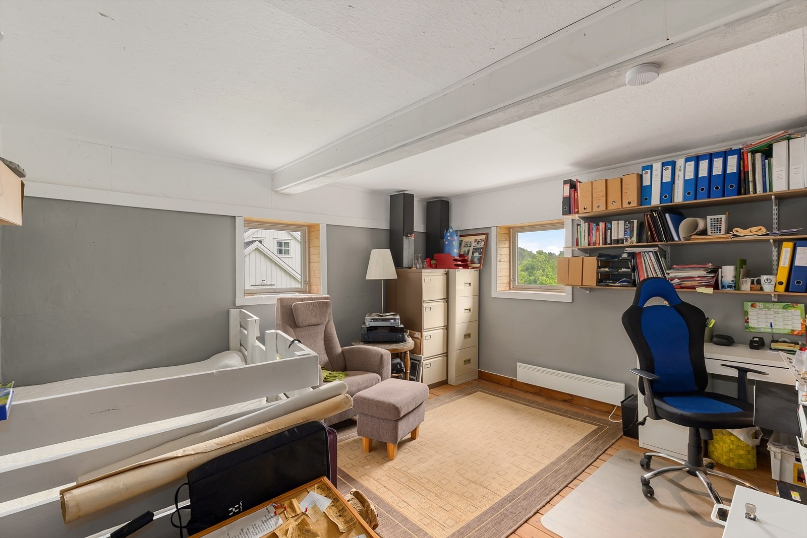 I låven er kontor er etablert i tidligere grisehus, og det er lagt fiber ut til bygget. Galleribilde
