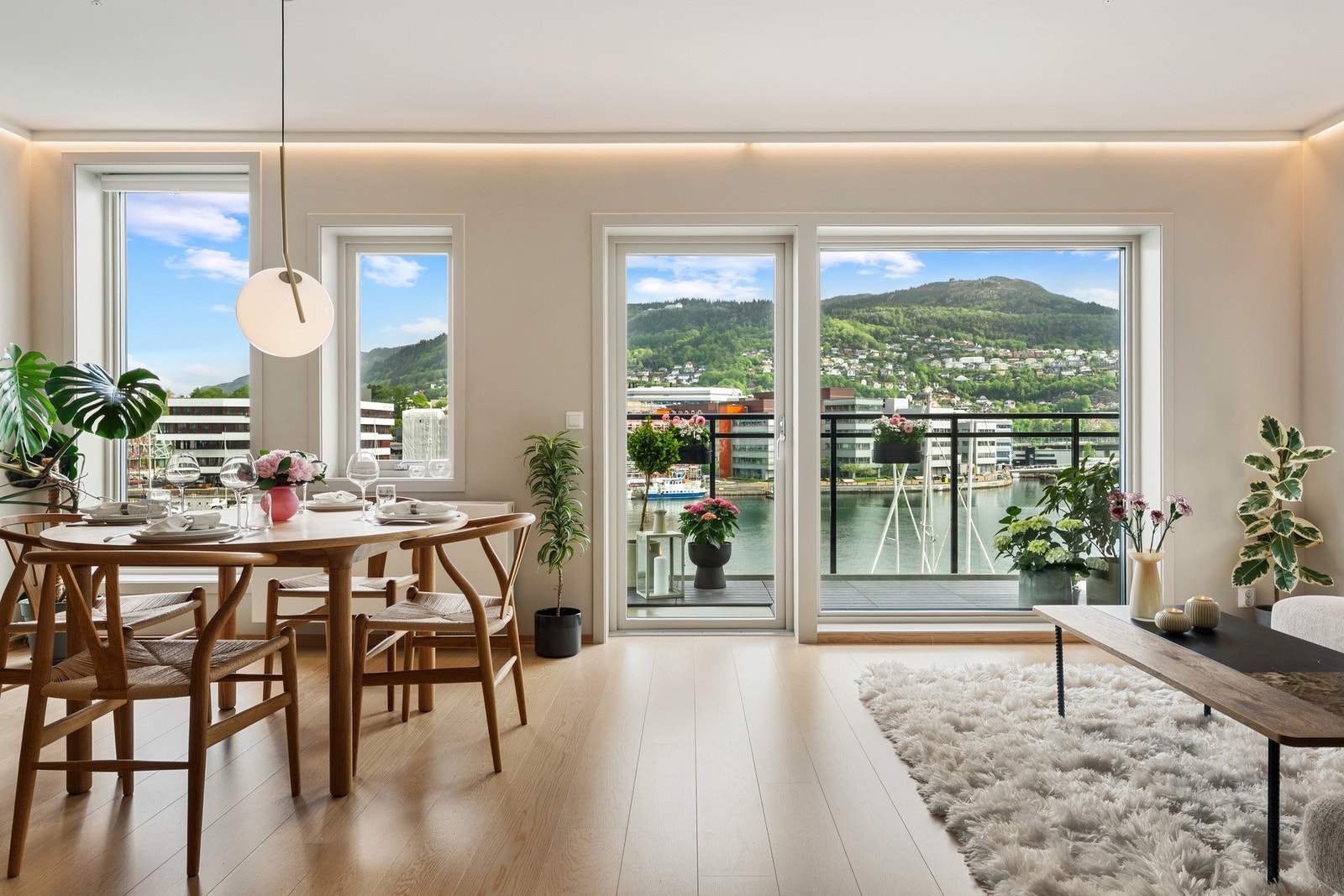 - Det er god plass til både sofa- og spisegruppe - Galleribilde