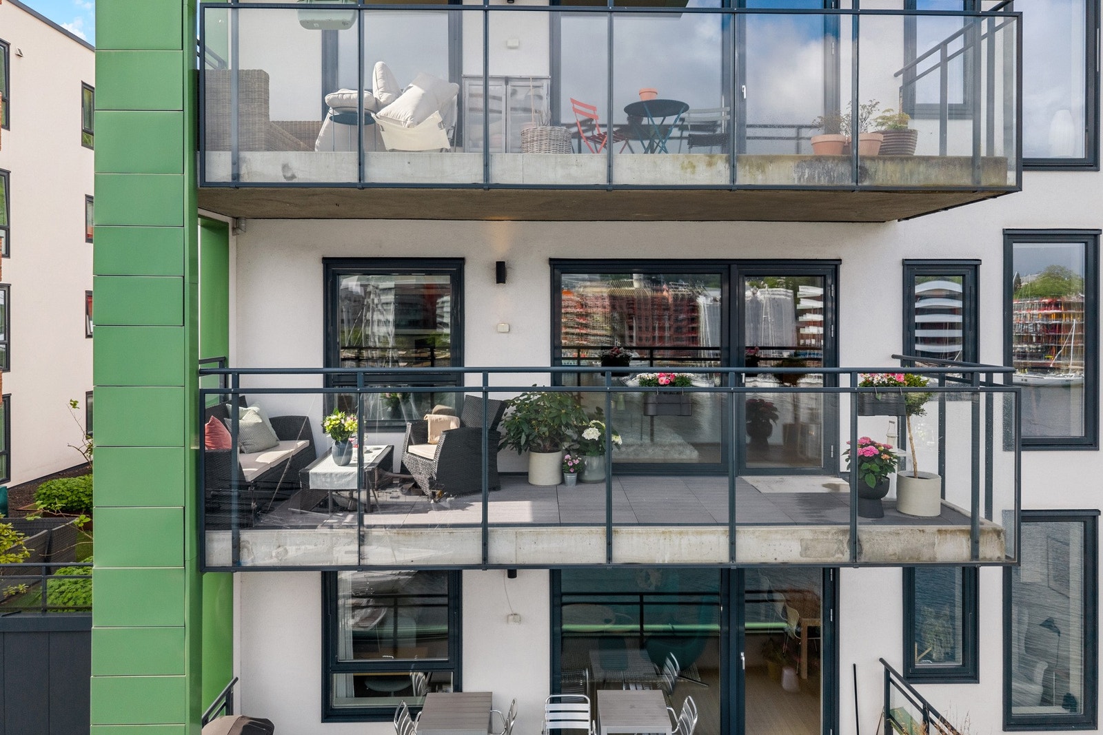 - Balkongen har god plass til møblering med sittegruppe og grill - Galleribilde
