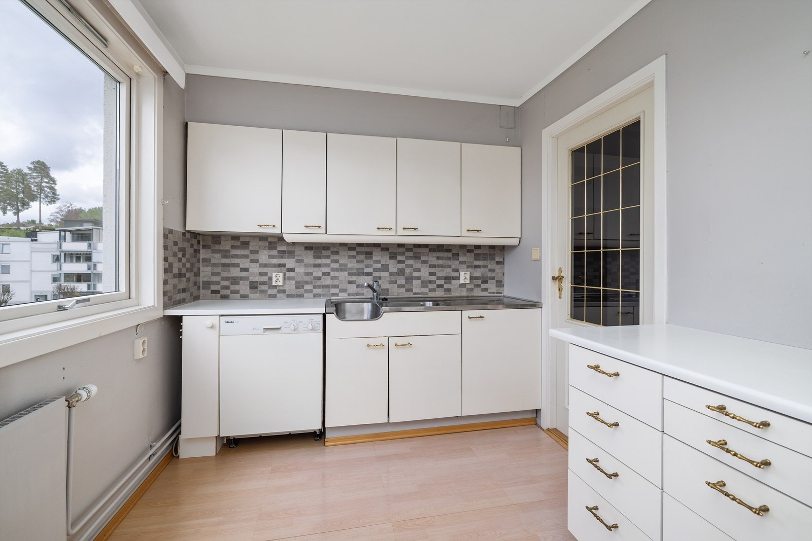 Leiligheten varmes effektivt opp med radiatorer tilknyttet fjernvarme, og har en gjennomtenkt planløsning med to soverom. Galleribilde
