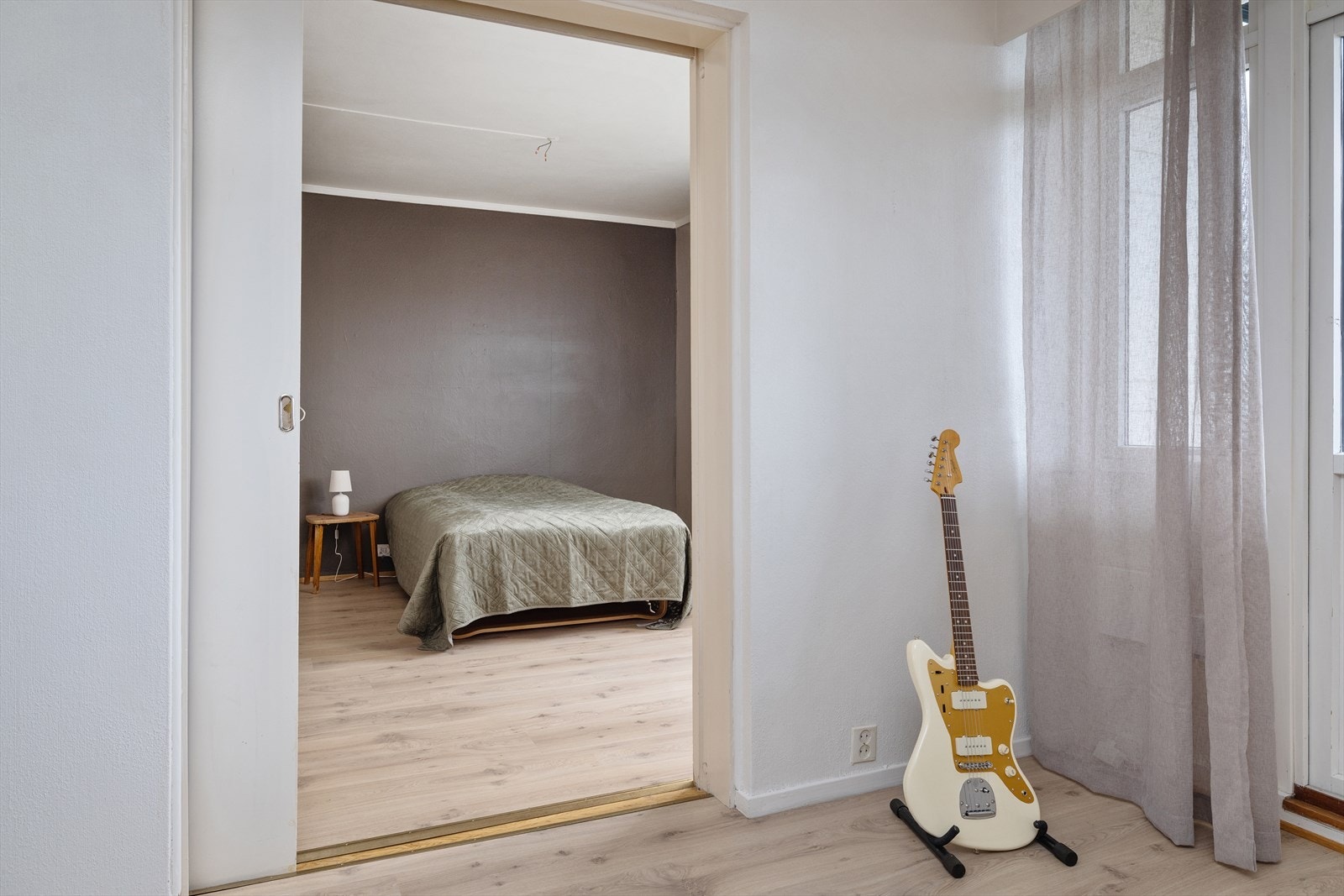 Det ene soverommet har adkomst via en plassbesparende skyvedør fra stuen. Galleribilde