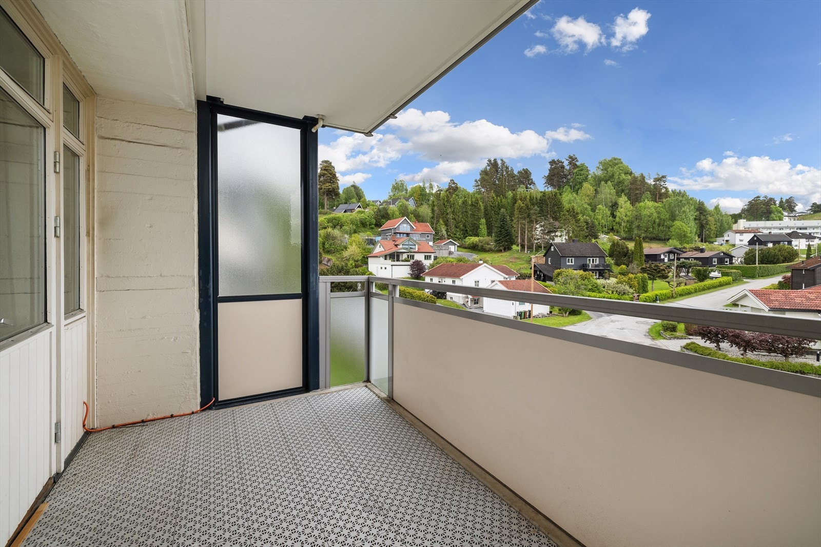 Fra stuen er det utgang til en sørvendt balkong med god plass til sittegruppe. Galleribilde