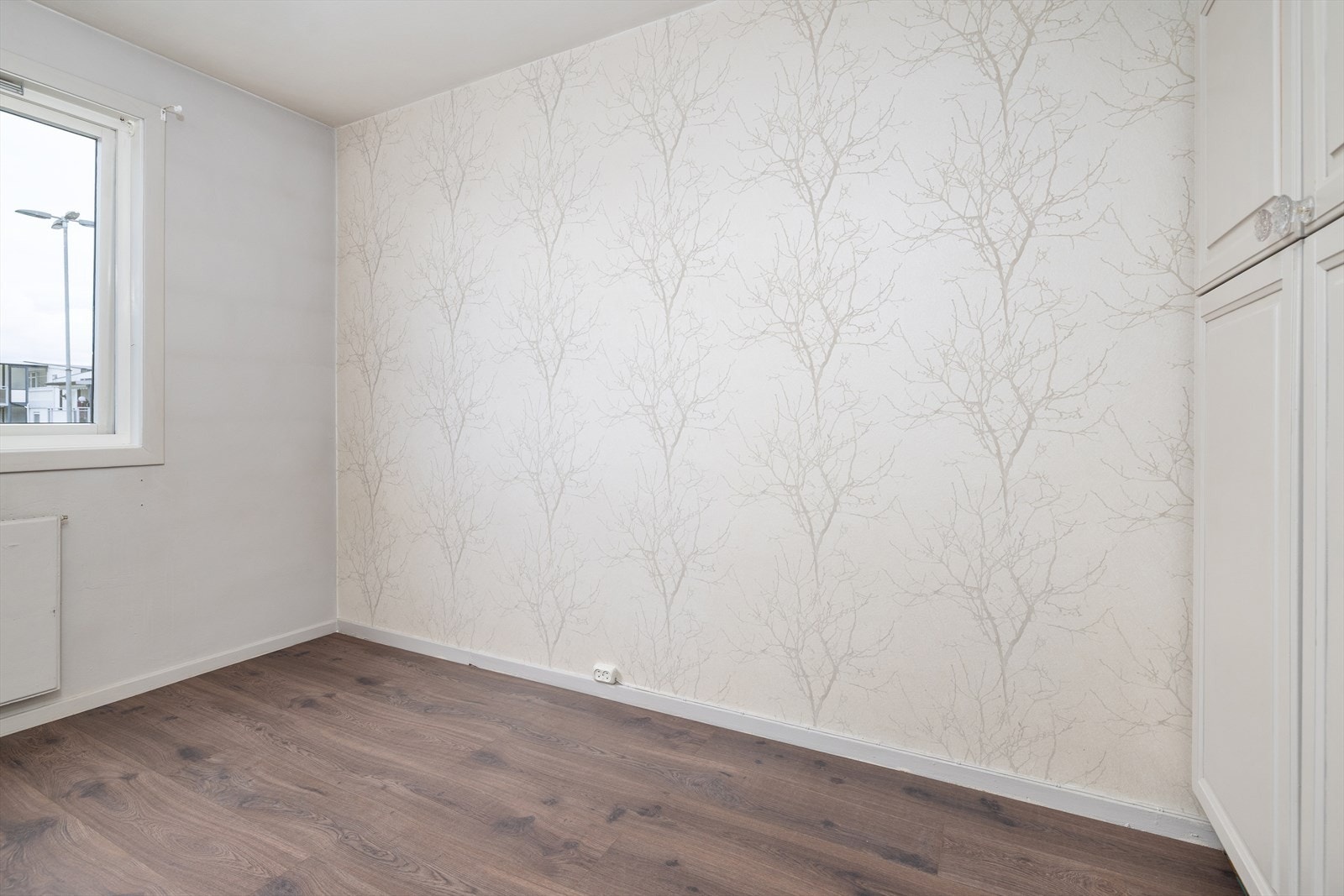 Det andre soverommet har også garderobeskap og plass til seng. Galleribilde