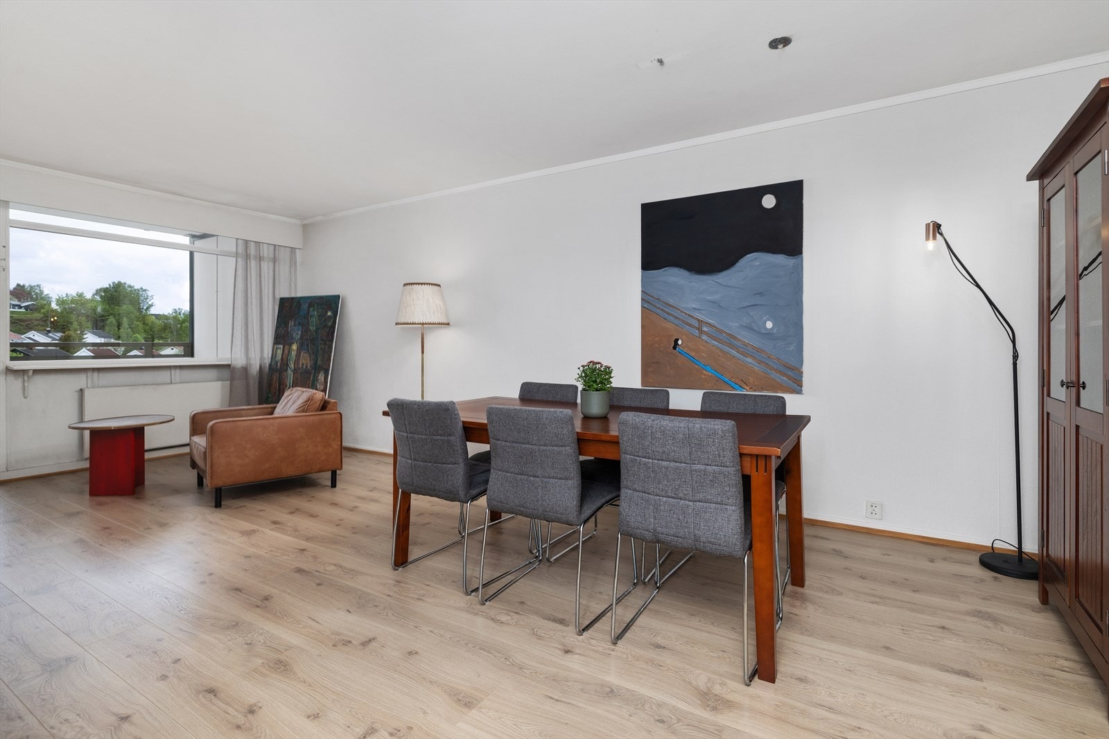 Rommet har malte, glatte flater og etasjeskiller i betong. Galleribilde