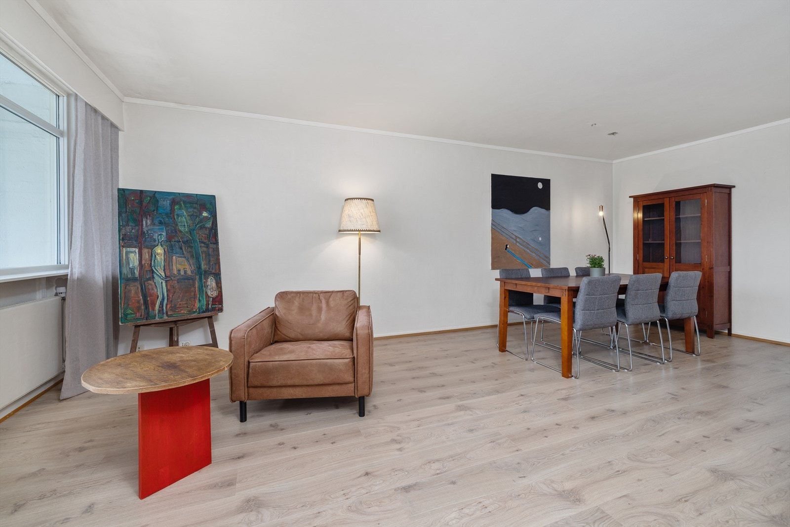 Stuen er lett å møblere med soner for både avslapning og spising. Galleribilde