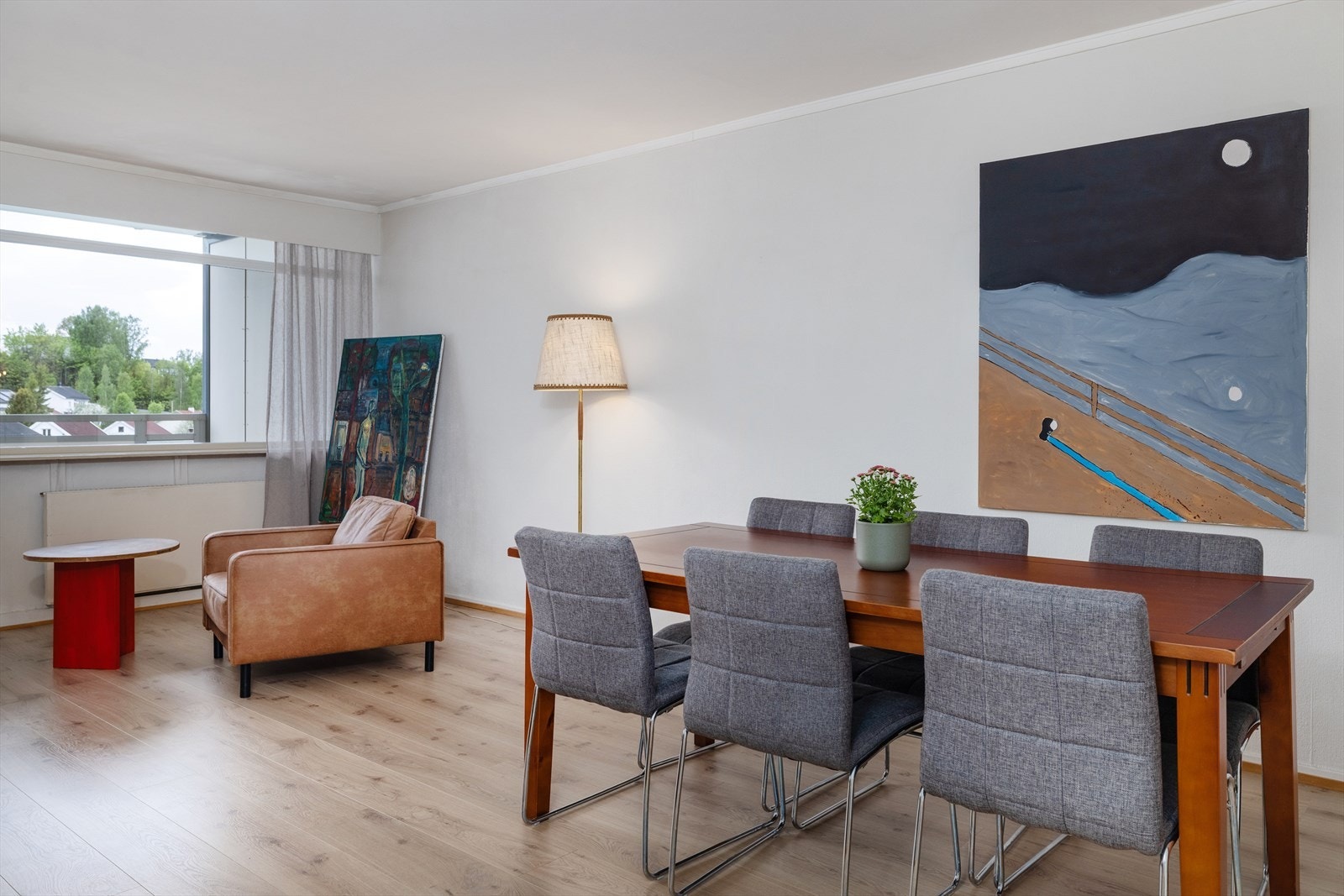 Gjennomgående laminatgulv i stue, entré og på ett soverom som
skaper en helhetlig følelse. Galleribilde