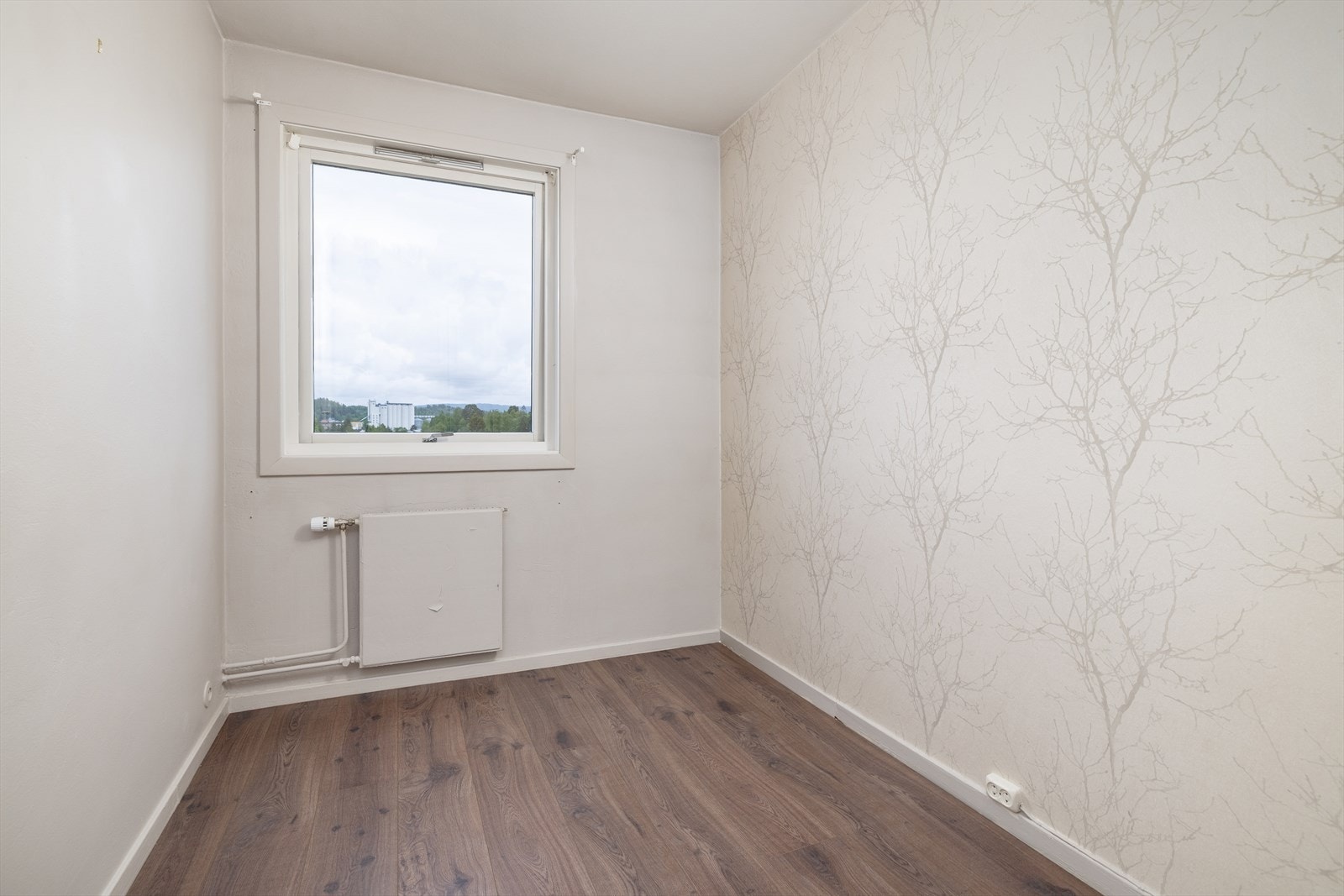Soverom med tapetserte vegger og laminat på gulvet. Galleribilde