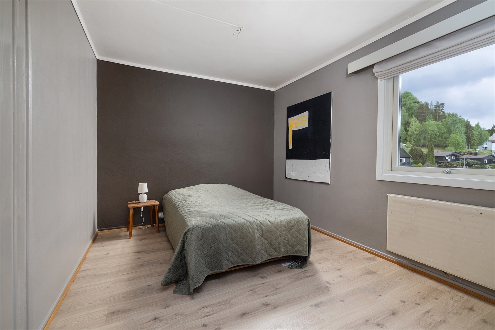 Dette soverommet har et vindu av nyere utførelse. Galleribilde
