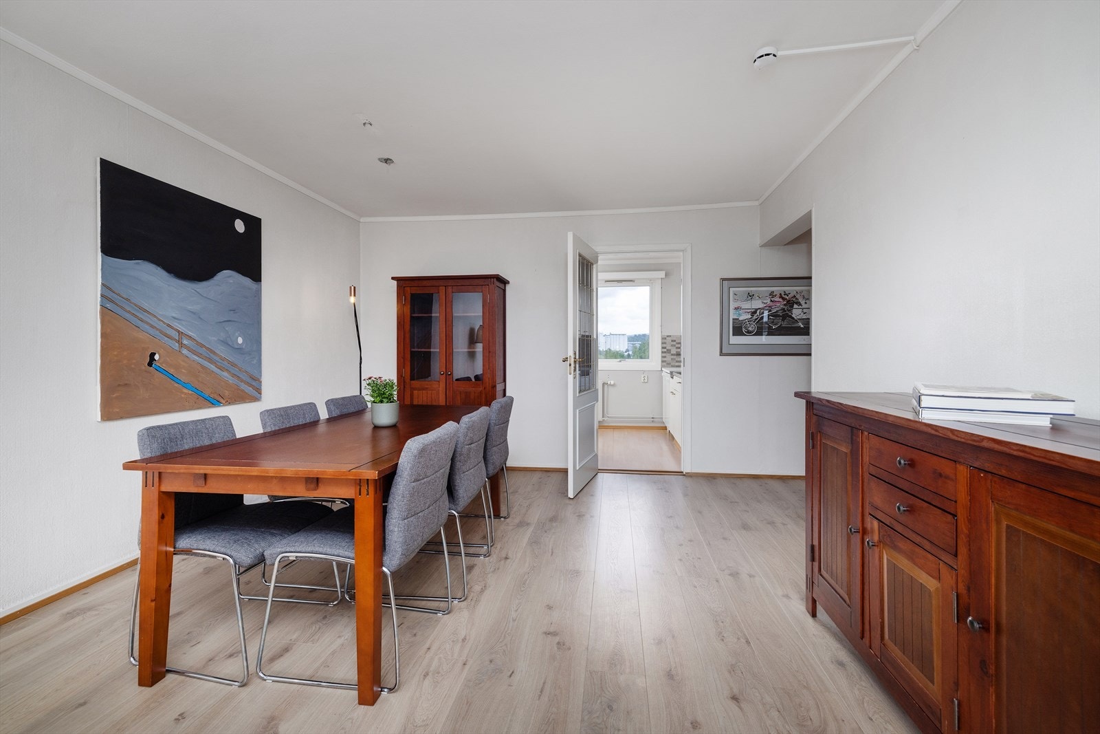 Stuen har god plass til både spisebord og sofagruppe. Galleribilde