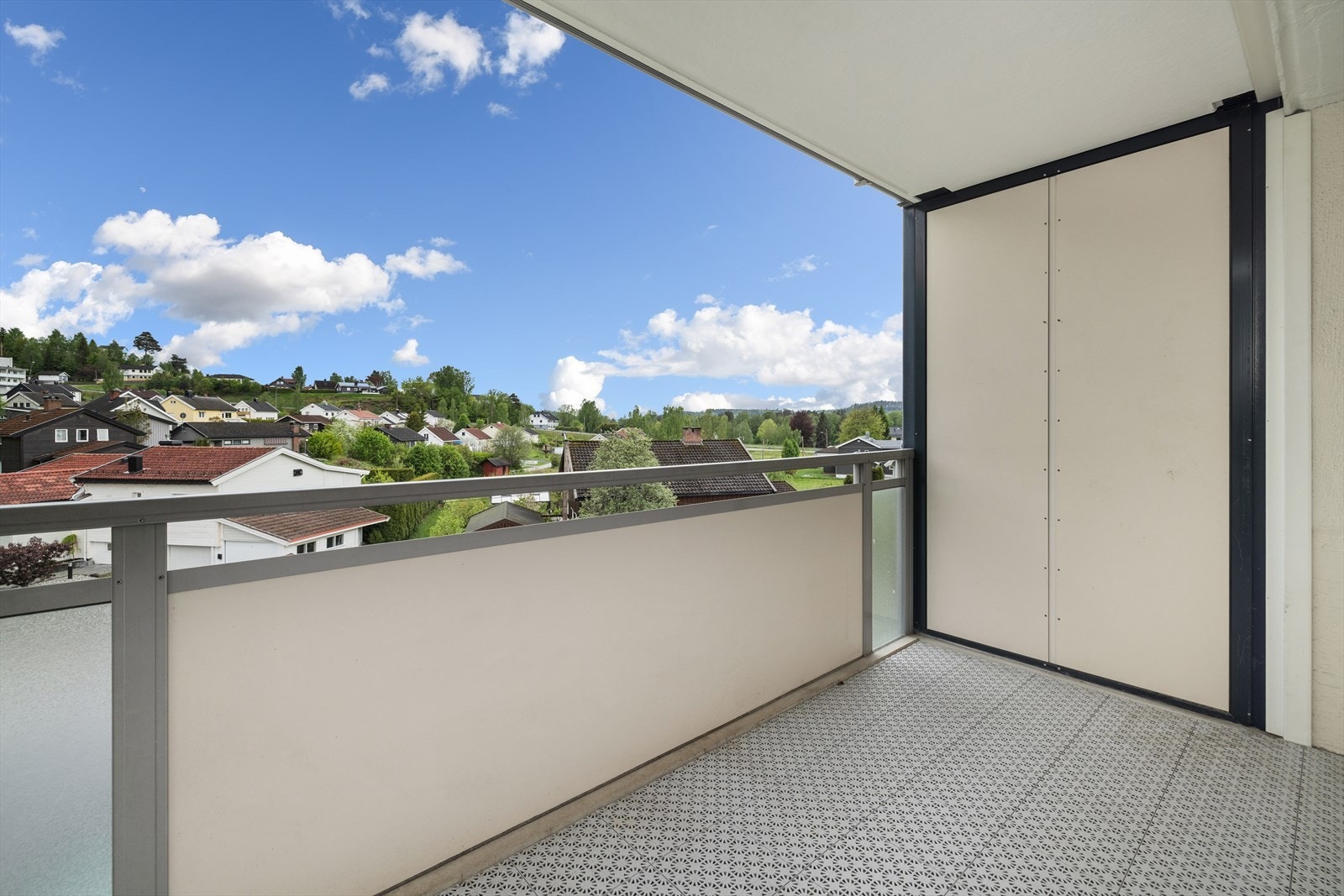 Balkongen ble etablert i 2003/04 og har rekkverk med frostet glass som gir en skjermet uteplass. Galleribilde