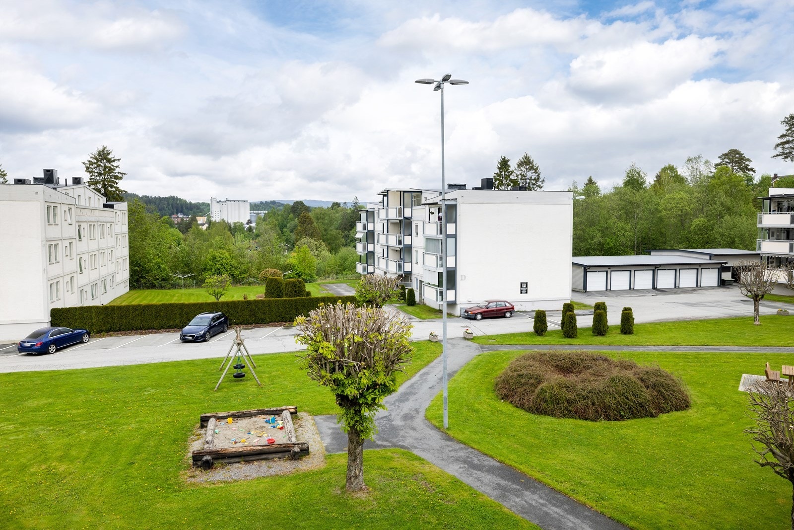 Fellesområdene er pent opparbeidet med plen, sittegrupper og lekeplass. Galleribilde