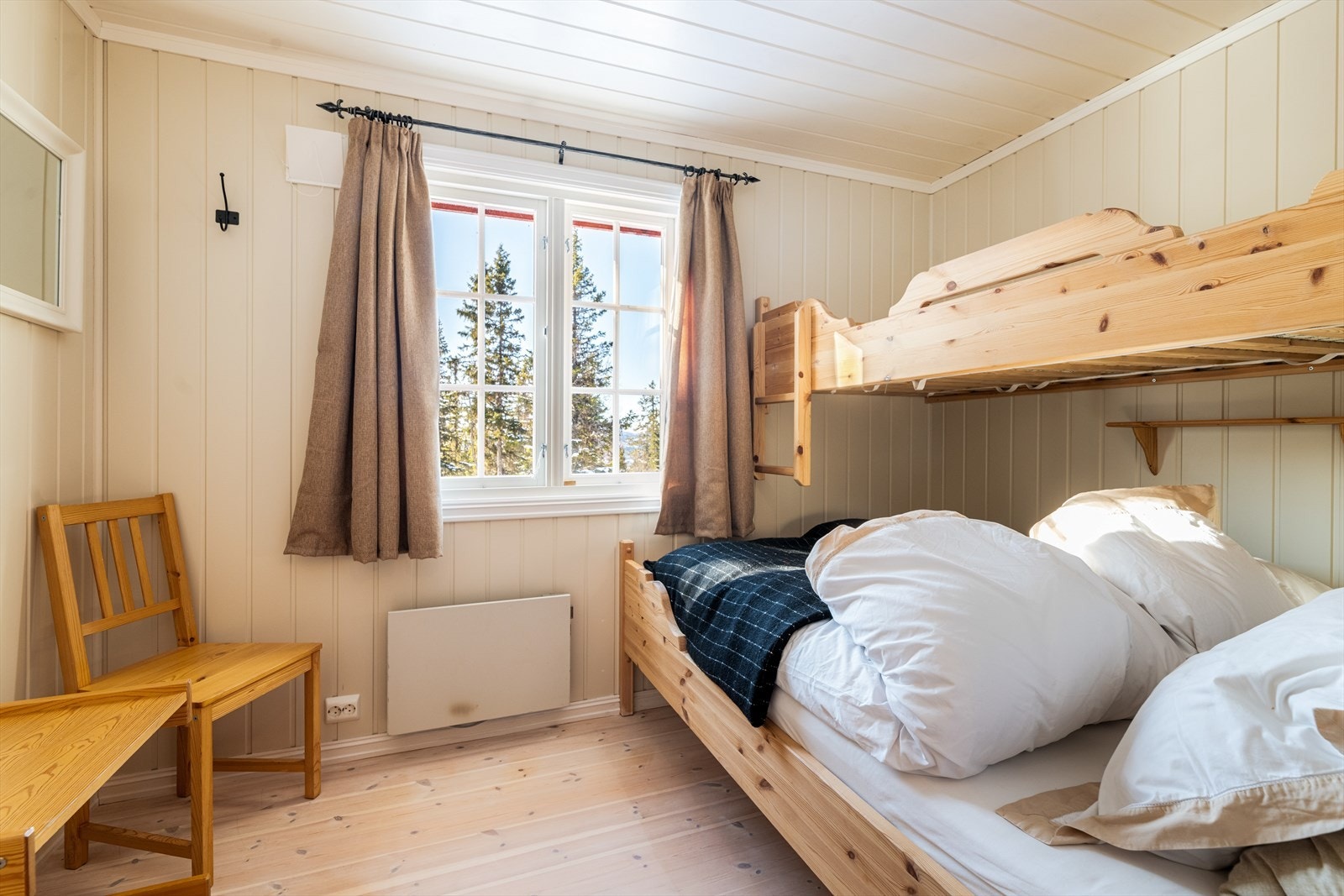 Det er 8 soveplasser i hytta totalt + en hems med lav takhøyde. Galleribilde