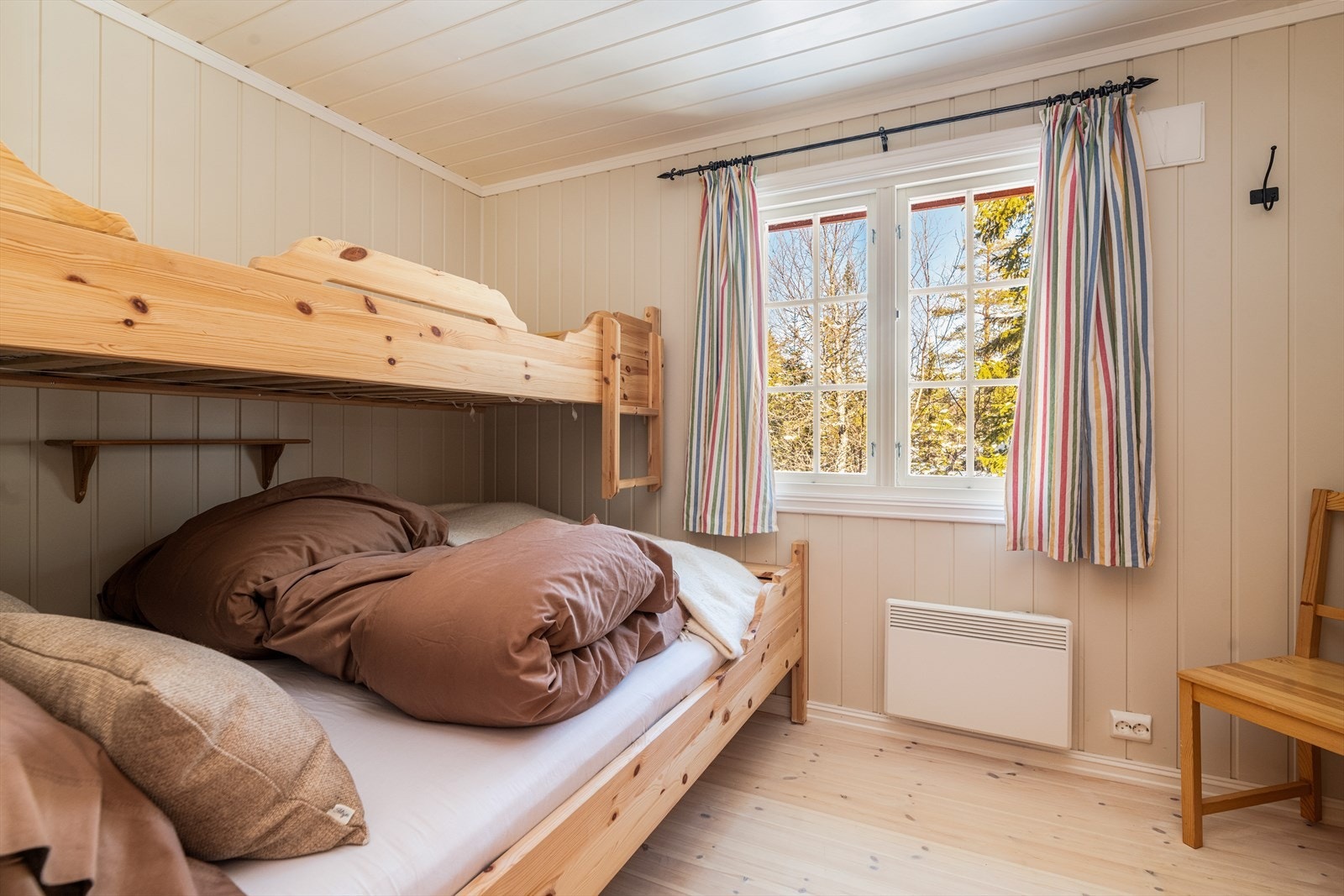 De to andre soverommene har malt mdf-panel på vegger og i himling i lys fargetone, og begge er innredet med familiekøyer. Galleribilde