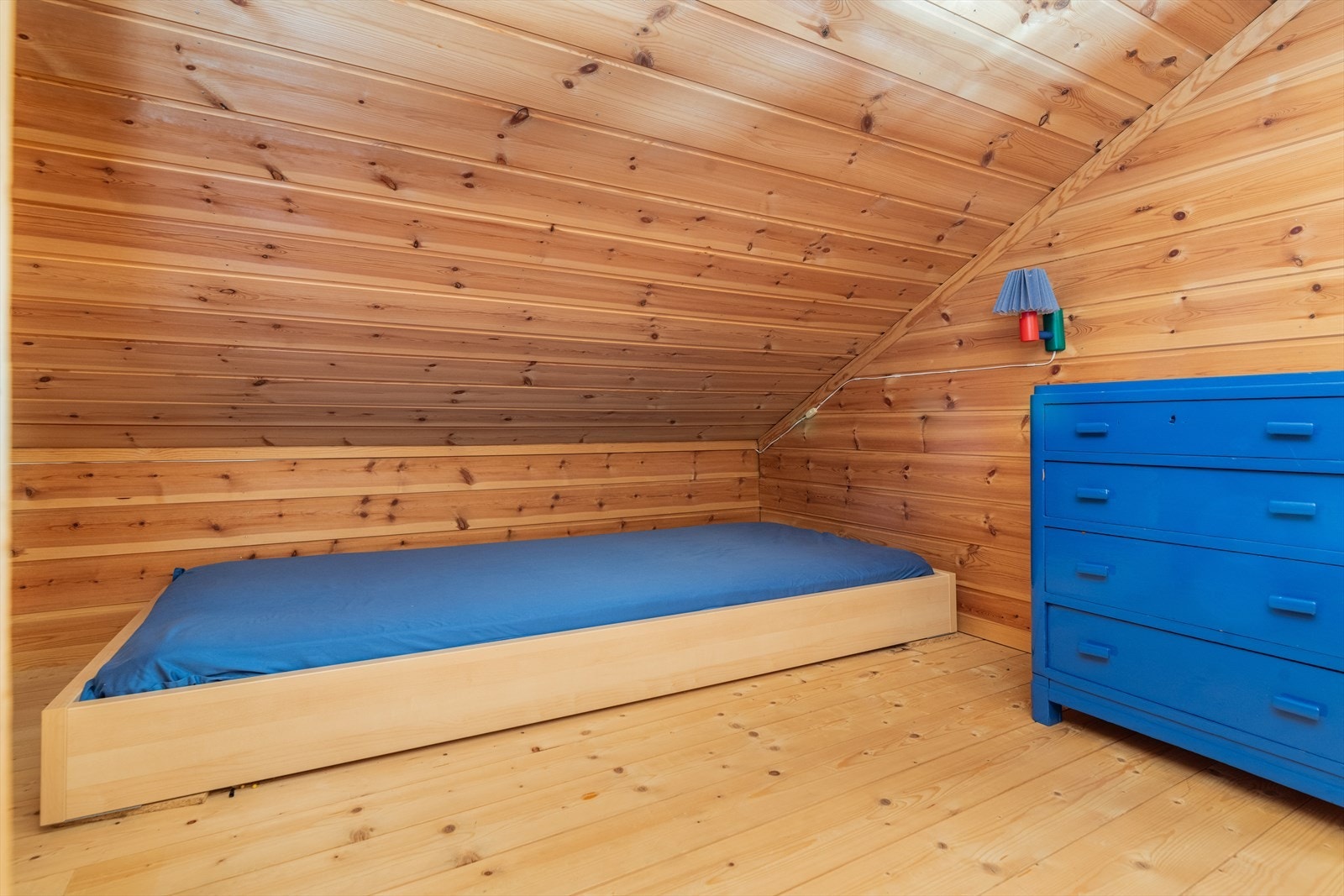 Fra stuen er det tilkomst til hems med lav takhøyde. Galleribilde