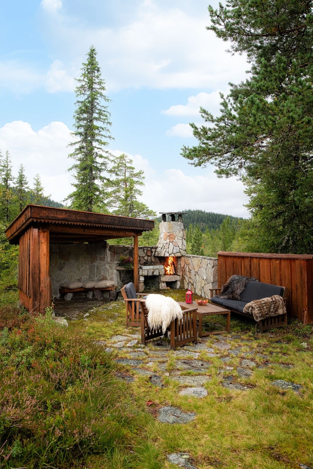 På eiendommen er det også oppført en nydelig frittliggende uteplass. Her er det murte levegger i naturstein og noe treverk, hvor deler av uteplassen har takoverbygg. Det er også murt opp en utvendig åpen, peis med fine plassbygde hyller/benkflater. Galleribilde