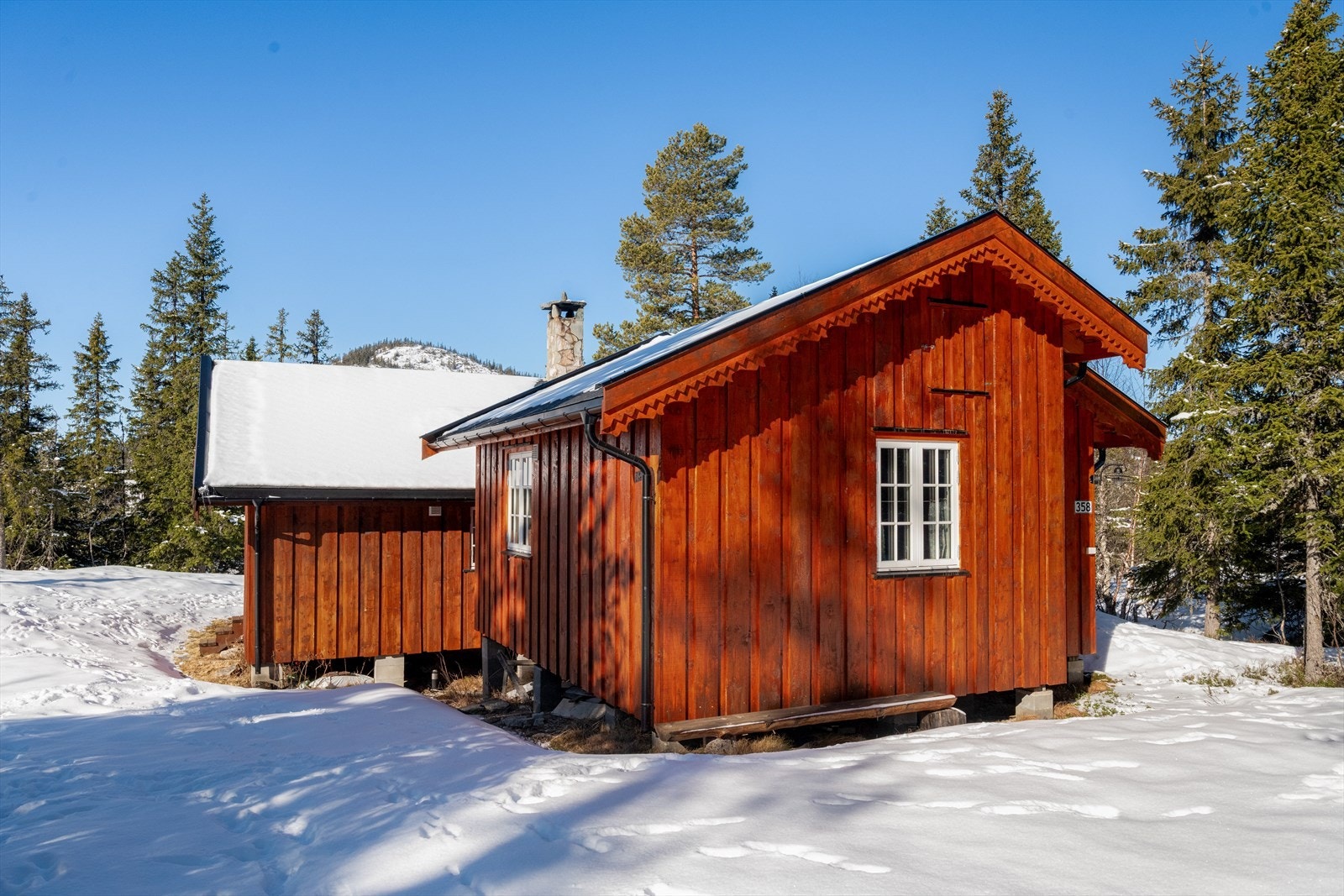 Ved tilbygg oppført i 2011 er det bygget et nytt inngangsparti til hytta på nordsiden. Det er bilvei fram til parkering ca. 30 meter fra hytta, hvor en fin sti som tar deg frem. Galleribilde