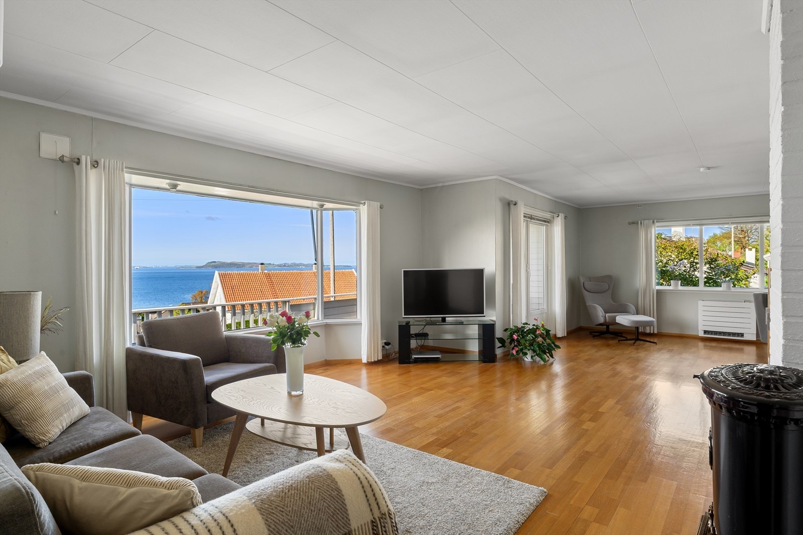 Romslig og lys stue med fantastisk utsikt Galleribilde