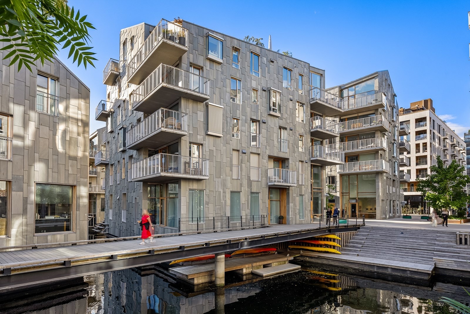 Vannkunsten ligger fredelig til innerst i Bispevika, som en del av det prisbelønte og arkitektonisk særpregede Bjørvika-prosjektet. Galleribilde