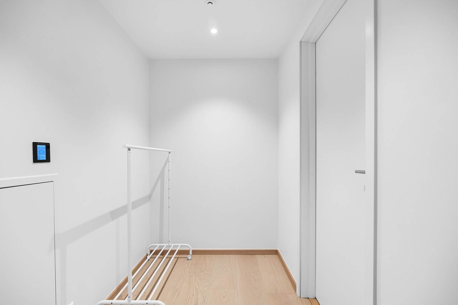 En egen mellomgang med potensial for hjemmekontor eller sminkebord leder videre til en praktisk innvendig bod - perfekt for ekstra oppbevaring. Galleribilde