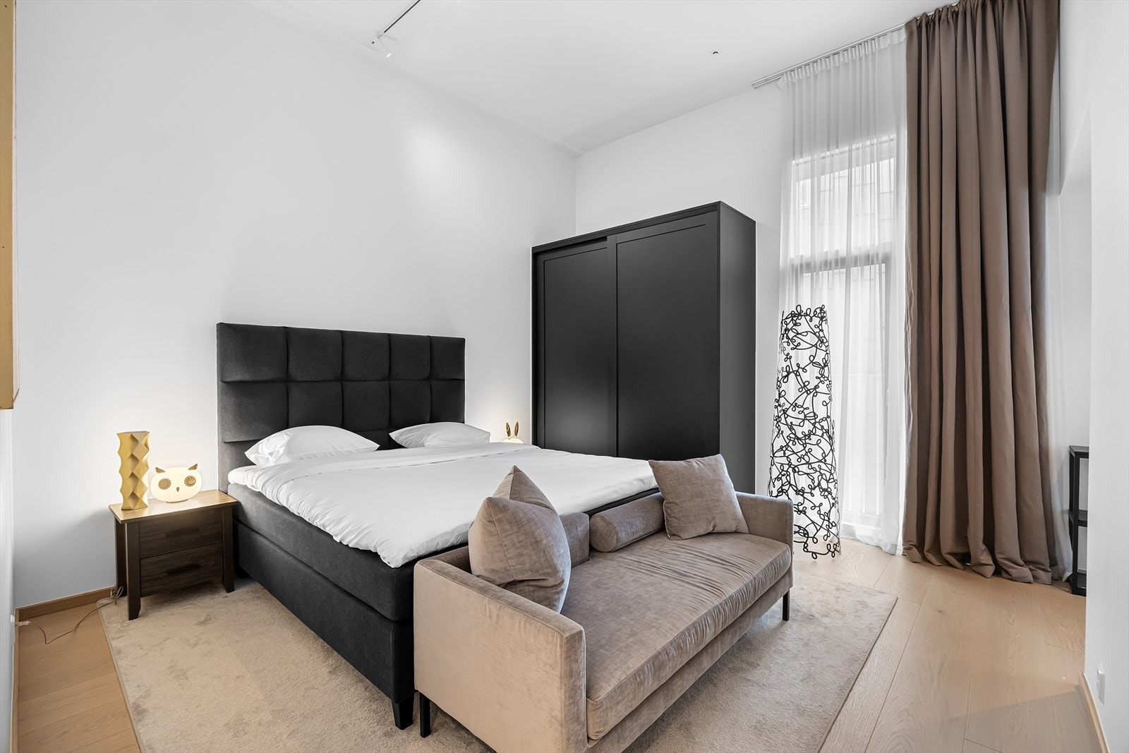 Master soverom er av god størrelse med god plass til dobbeltseng og tilhørende møblement. Galleribilde