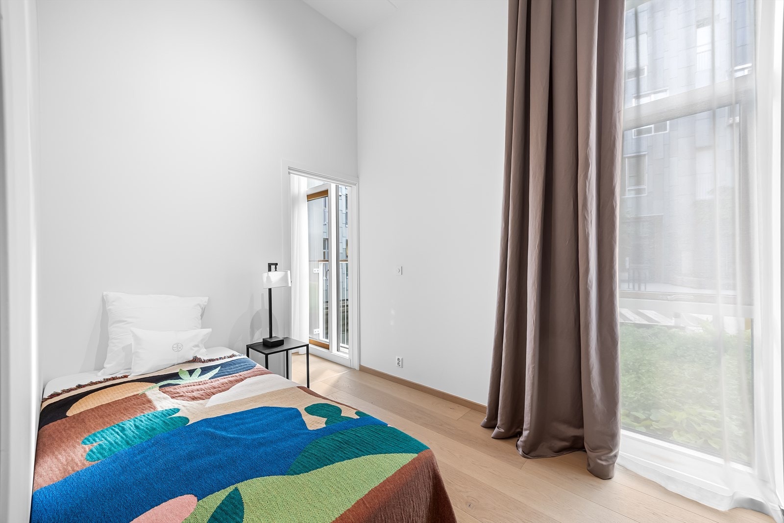 Soverom II er også romslig, med en skyvedørsgarderobe som dekker hele veggens bredde. Galleribilde