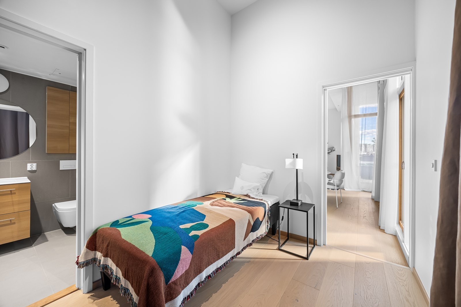 Praktisk adkomst via skyvedør gir både funksjonalitet og et moderne uttrykk. Galleribilde