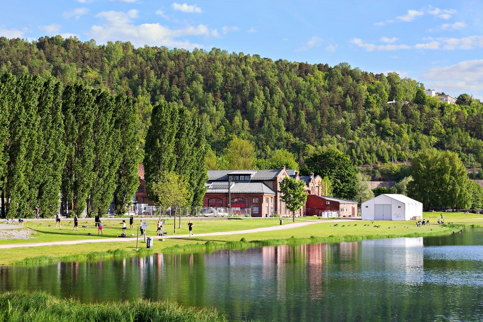 Nærmeste parken er Middelalderparken. Parken er anlagt på stedet hvor Oslo by oppsto i middelalderen, og her finner man godt bevarte rester av byens tidlige historie. Store, grønne plener, blomsterenger og stier. Galleribilde