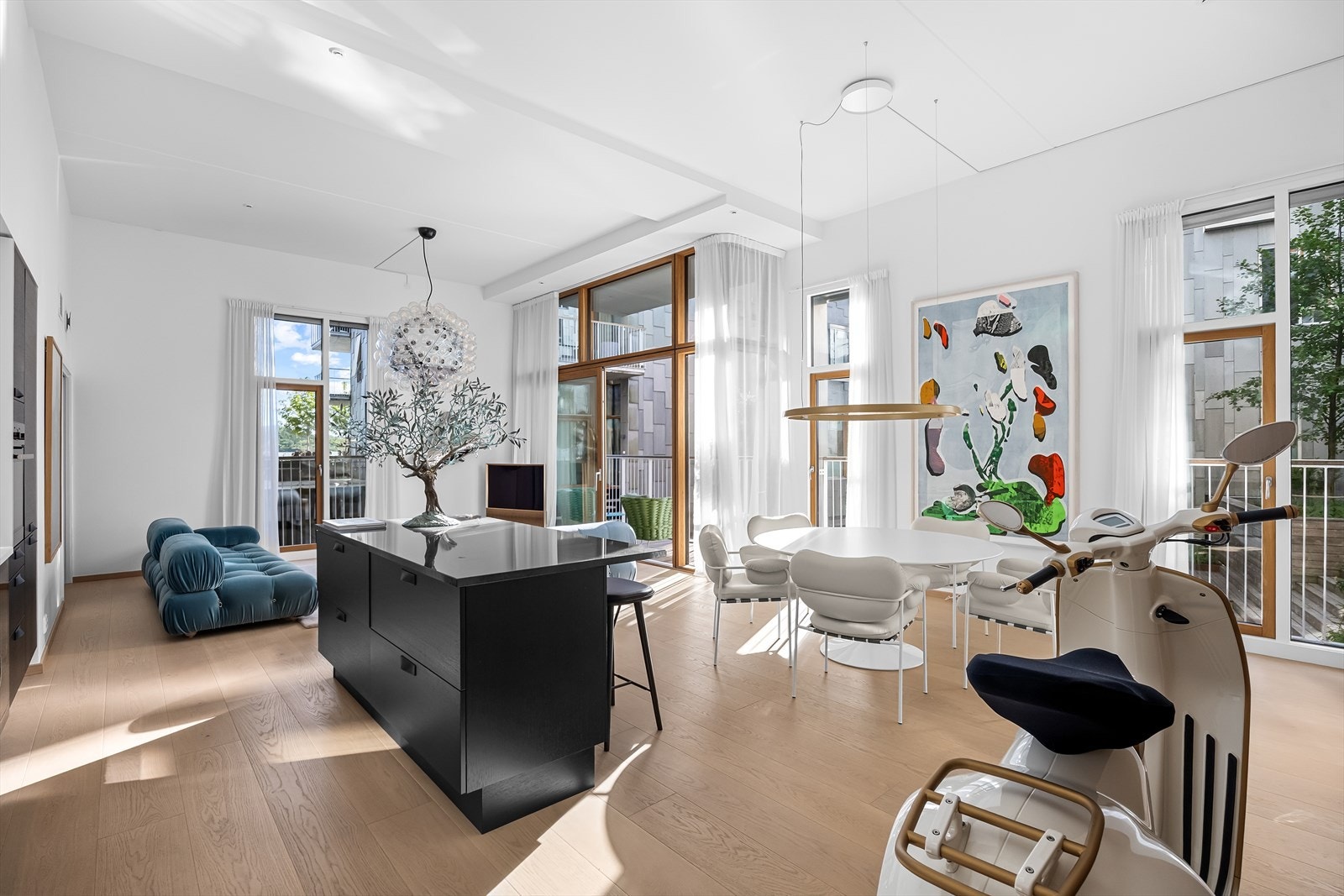 Kjøkkenet ligger i en åpen løsning med stuen - perfekt for sosiale sammenkomster. Galleribilde