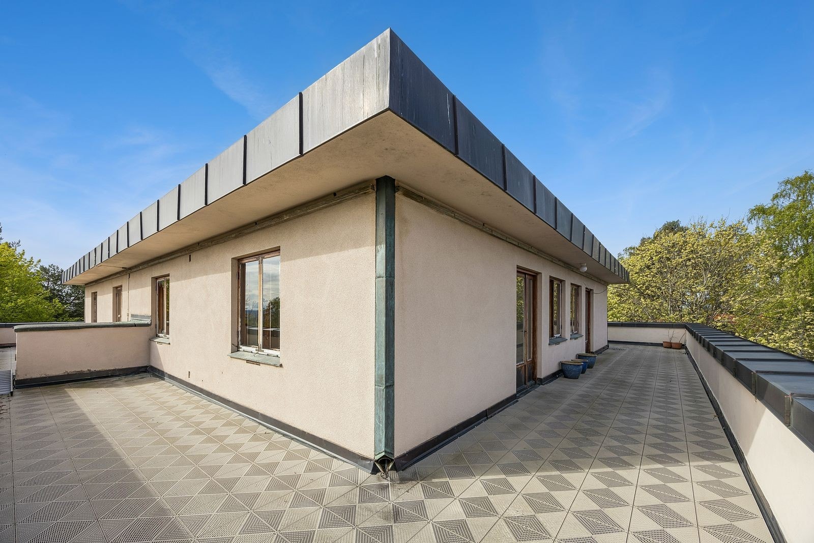 Veranda på 3 sider av leiligheten Galleribilde