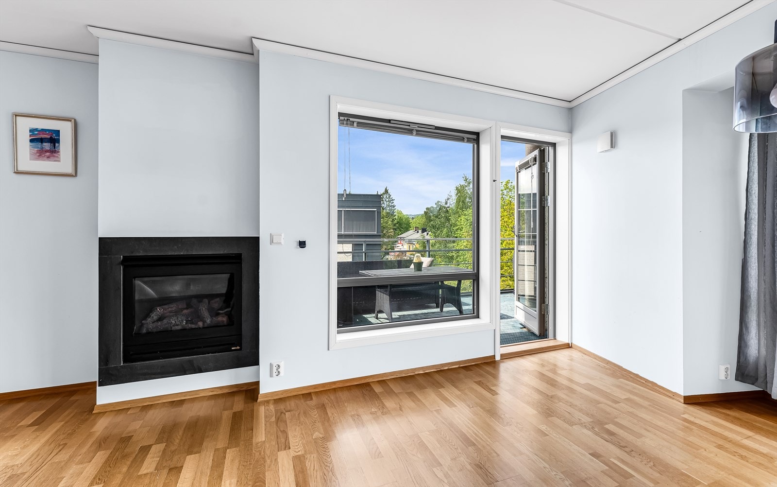 Romslig stue med lys fra to sider. Galleribilde