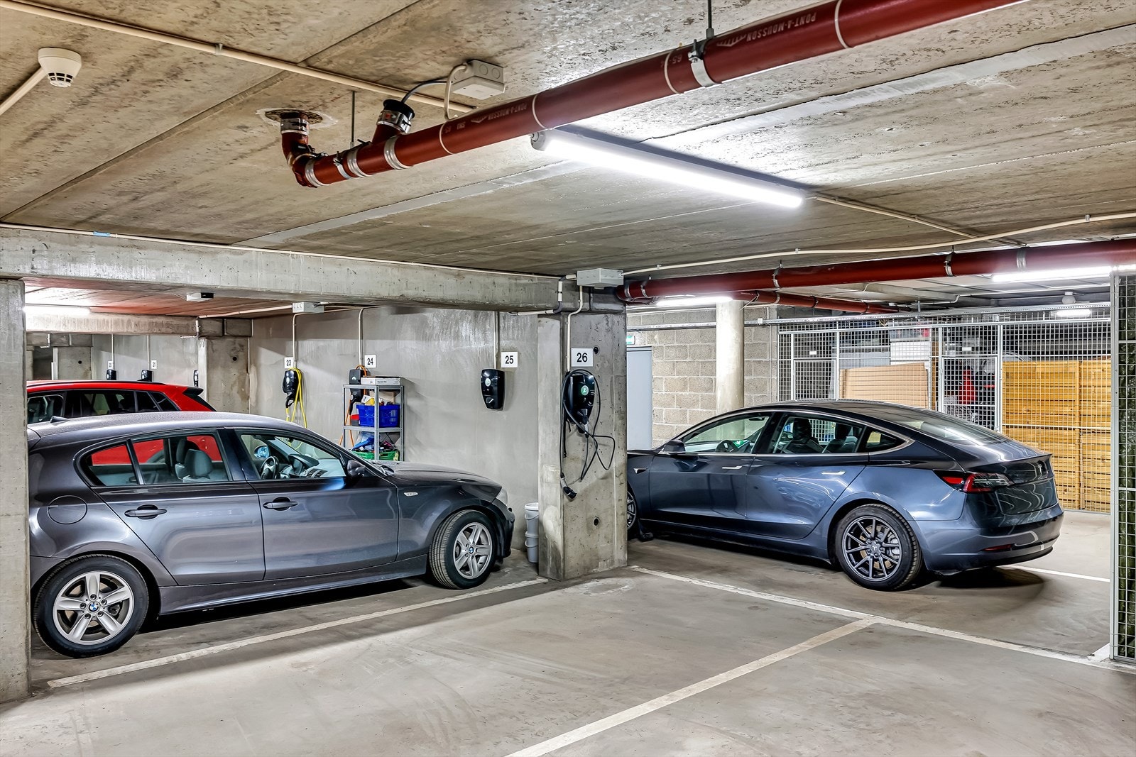 Egen parkeringsplass medfølger leiligheten. Galleribilde