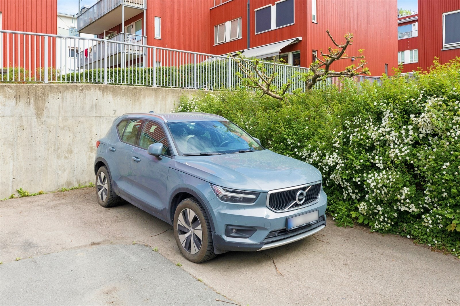 Boligen disponerer en parkeringsplass lett tilgjengelig utenfor bygegt Galleribilde