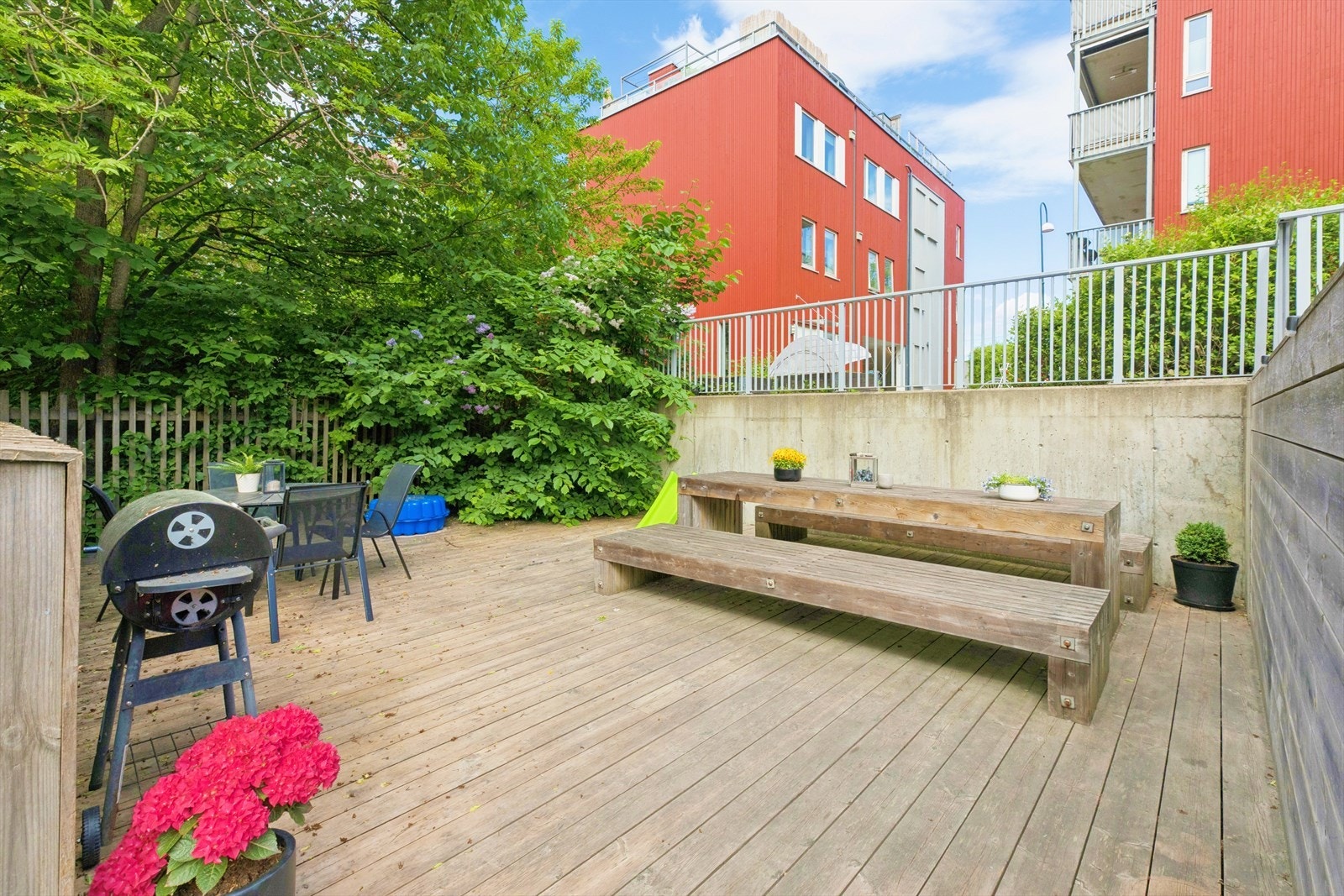 Leiligheten disponerer også hyggelig felles uteplass og parkeringsplass i sameiets bakgård Galleribilde