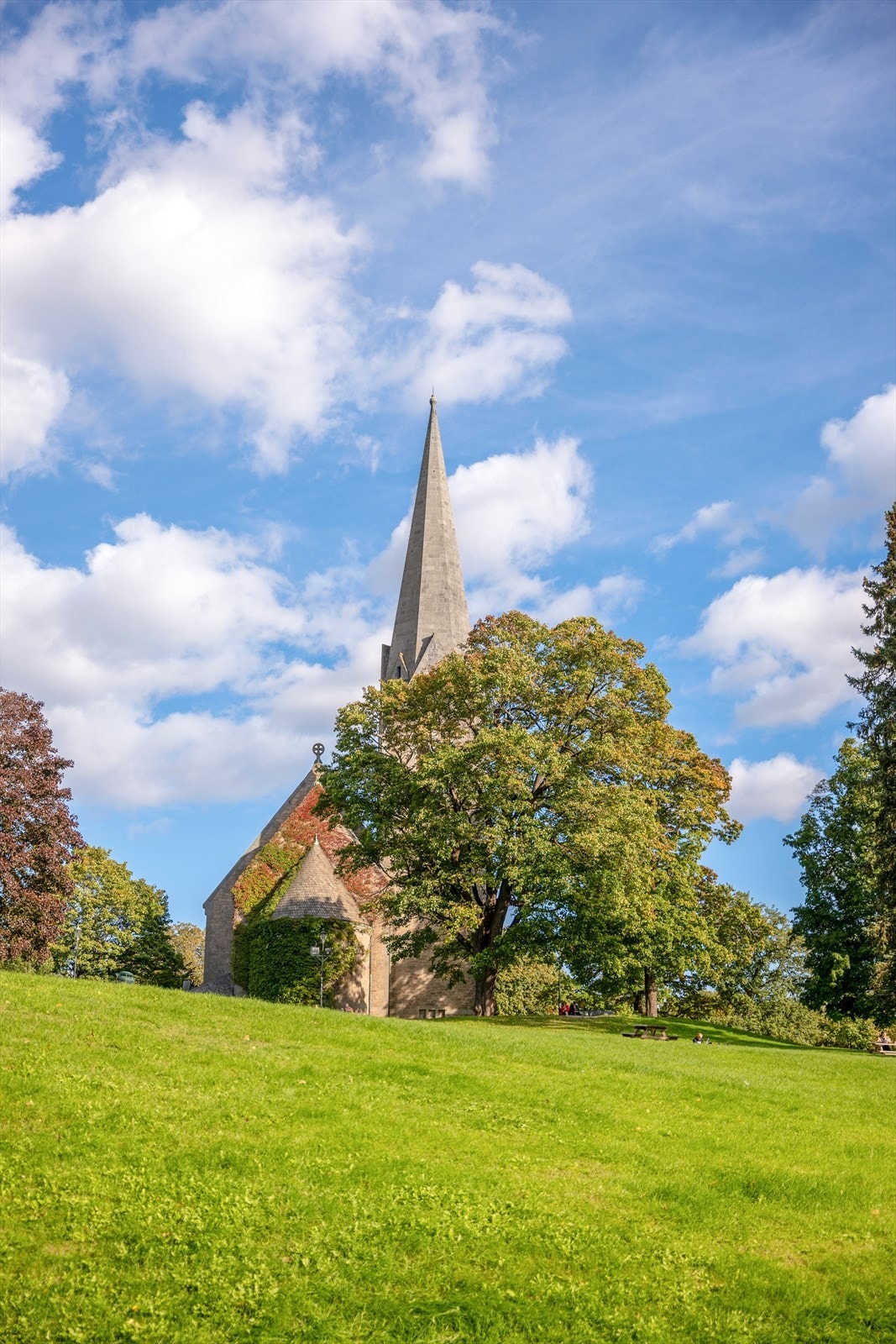 Sjarmerende Vålerenga kirke kun et steinkast fra boligen. Galleribilde