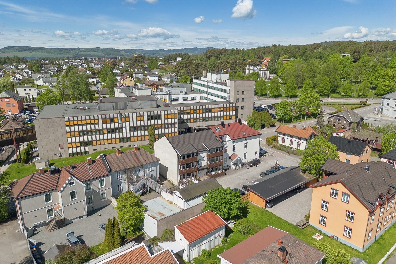 Området består i all hovedsak av boligbebyggelse, men med innslag av sykehus, forretninger og Universitetet i Innlandet. Galleribilde
