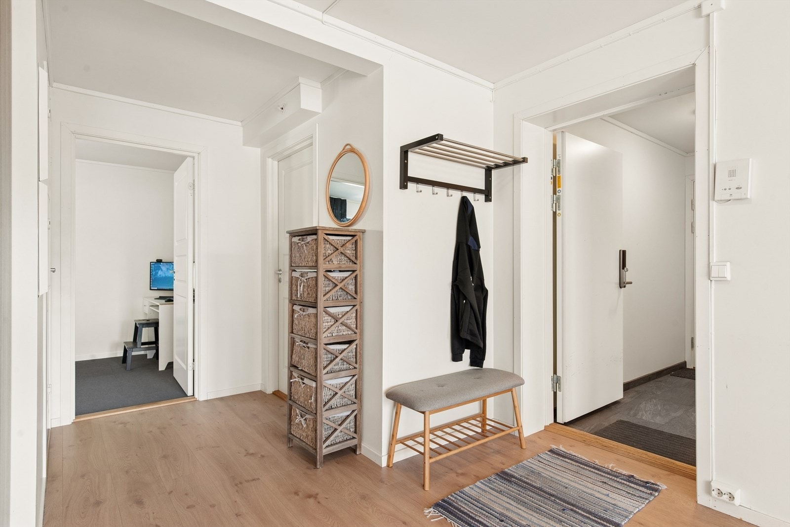 Gangen er romslig og har god plass til å henge av seg yttertøy. Galleribilde