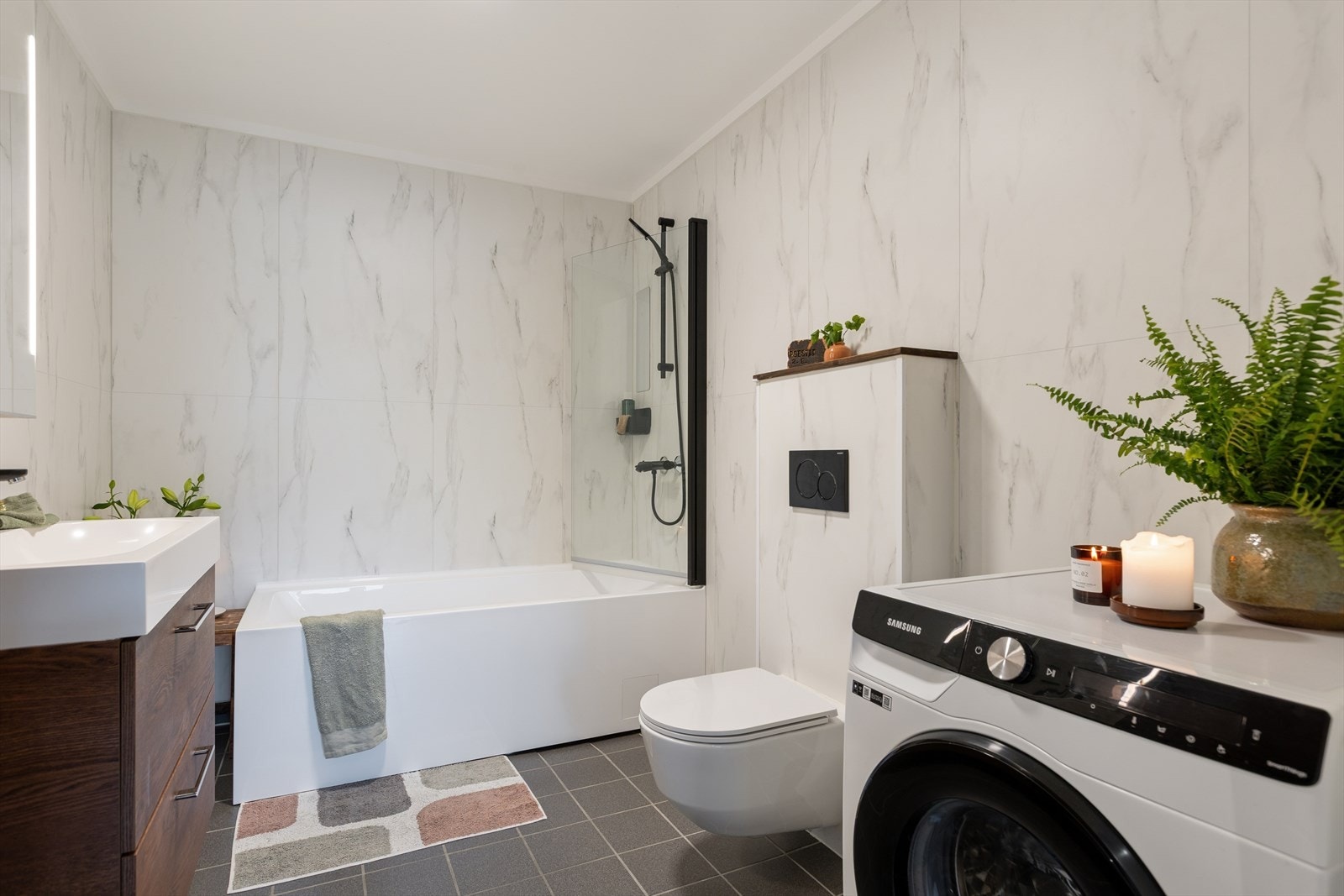 Badet er utstyrt med badekar, vegghengt toalett og har opplegg for vaskemaskin. Galleribilde