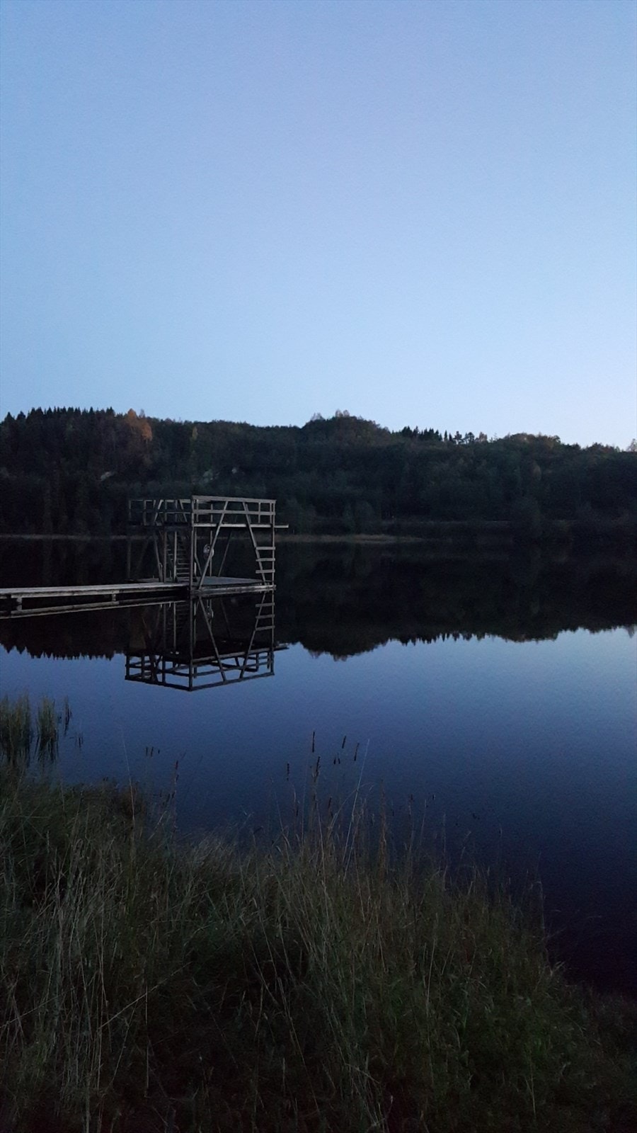 Kort vei til den populære badeplassen ved Hestsjøen. (Selgers eget foto) Galleribilde
