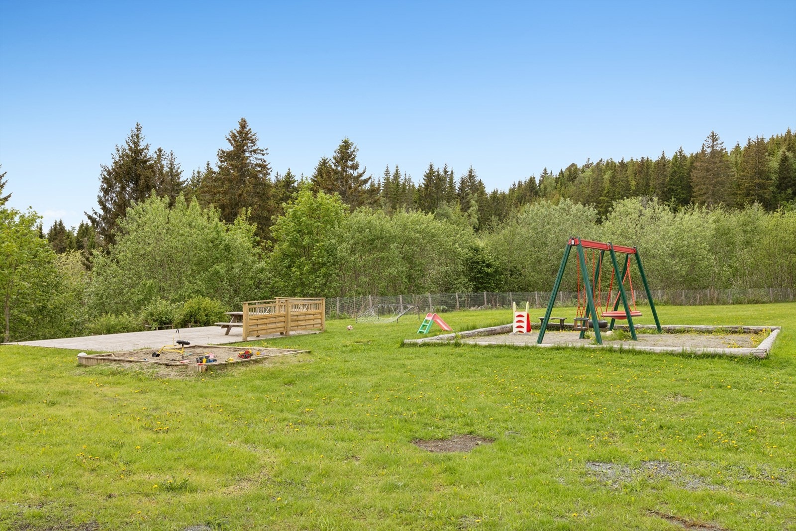 Eiendommen har skjermede og lune uteområder med blant annet lekeplass. Galleribilde