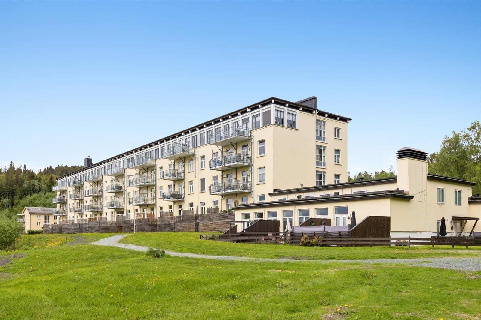 Leilighet i det tidligere Ringvål Sanatorium, ombygget til moderne boliger i perioden 2003-2006. Her bor du i landlige omgivelser med kort vei til Heimdal. Galleribilde