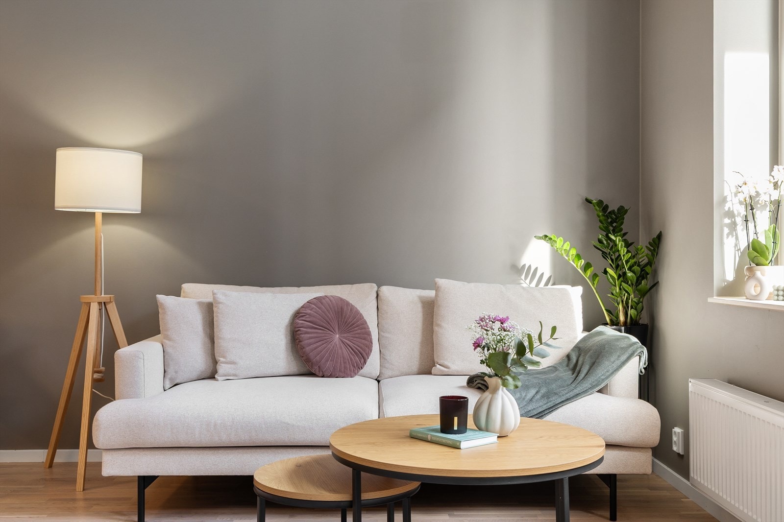 Her er det gode innredningsmuligheter med både sofagruppe, TV-sone og tilhørende møblement. Galleribilde