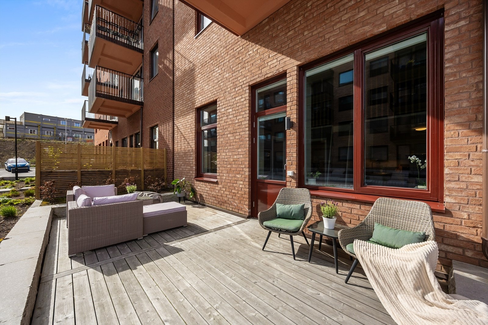 Fra stuen er det utgang til en romslig terrasse på 20 m². Det er lov til å skjerme terrassen ut mot veien slik naboen har gjort, så lenge en følger sameiets veiledning og regler rundt dette. Galleribilde